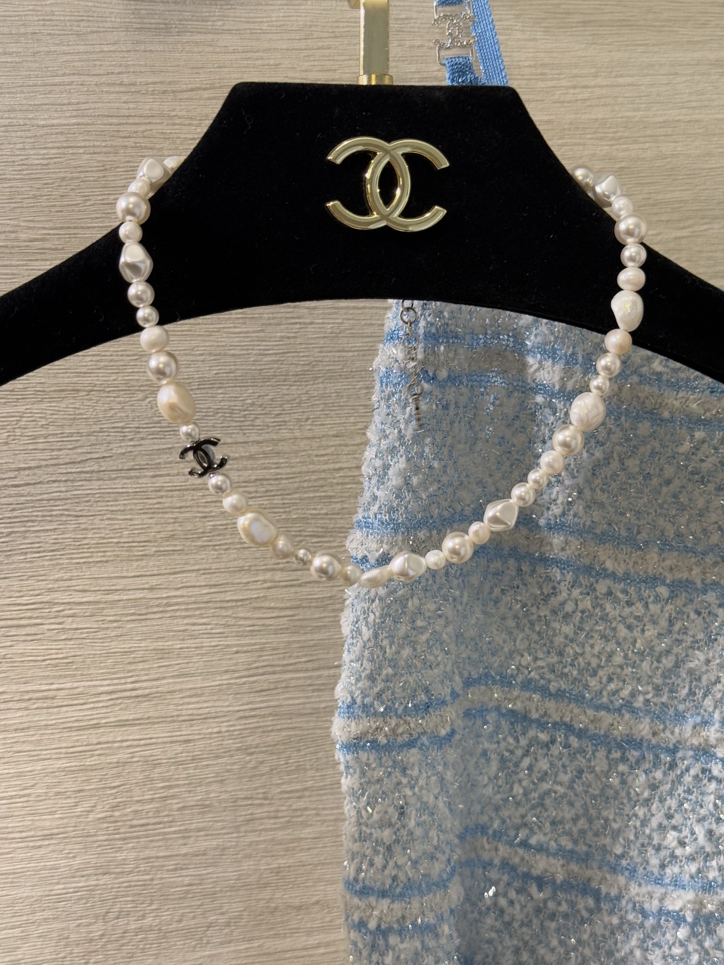 s新款异形淡水珍珠银色双c短项链颈链choker\n\n天然淡水珍珠自带柔光滤镜\n银色双clogo点缀更具辨识度\n不规则形状的珠子松弛又减龄\n戴上它就是把香奈儿的美学戴在锁骨上\n\n顶级版本yb黄铜淡水珍珠材质\n配普盒zp盒\n\n