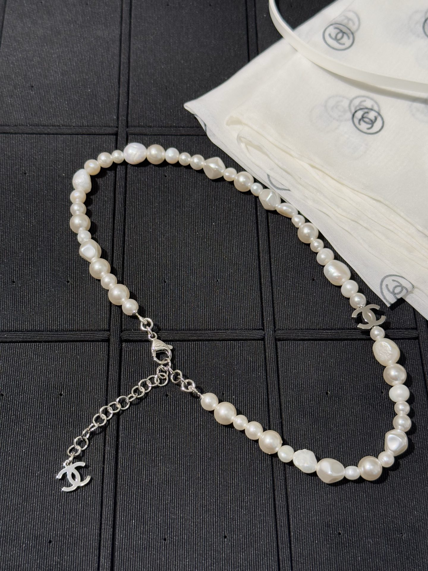 s新款异形淡水珍珠银色双c短项链颈链choker\n\n天然淡水珍珠自带柔光滤镜\n银色双clogo点缀更具辨识度\n不规则形状的珠子松弛又减龄\n戴上它就是把香奈儿的美学戴在锁骨上\n\n顶级版本yb黄铜淡水珍珠材质\n配普盒zp盒\n\n