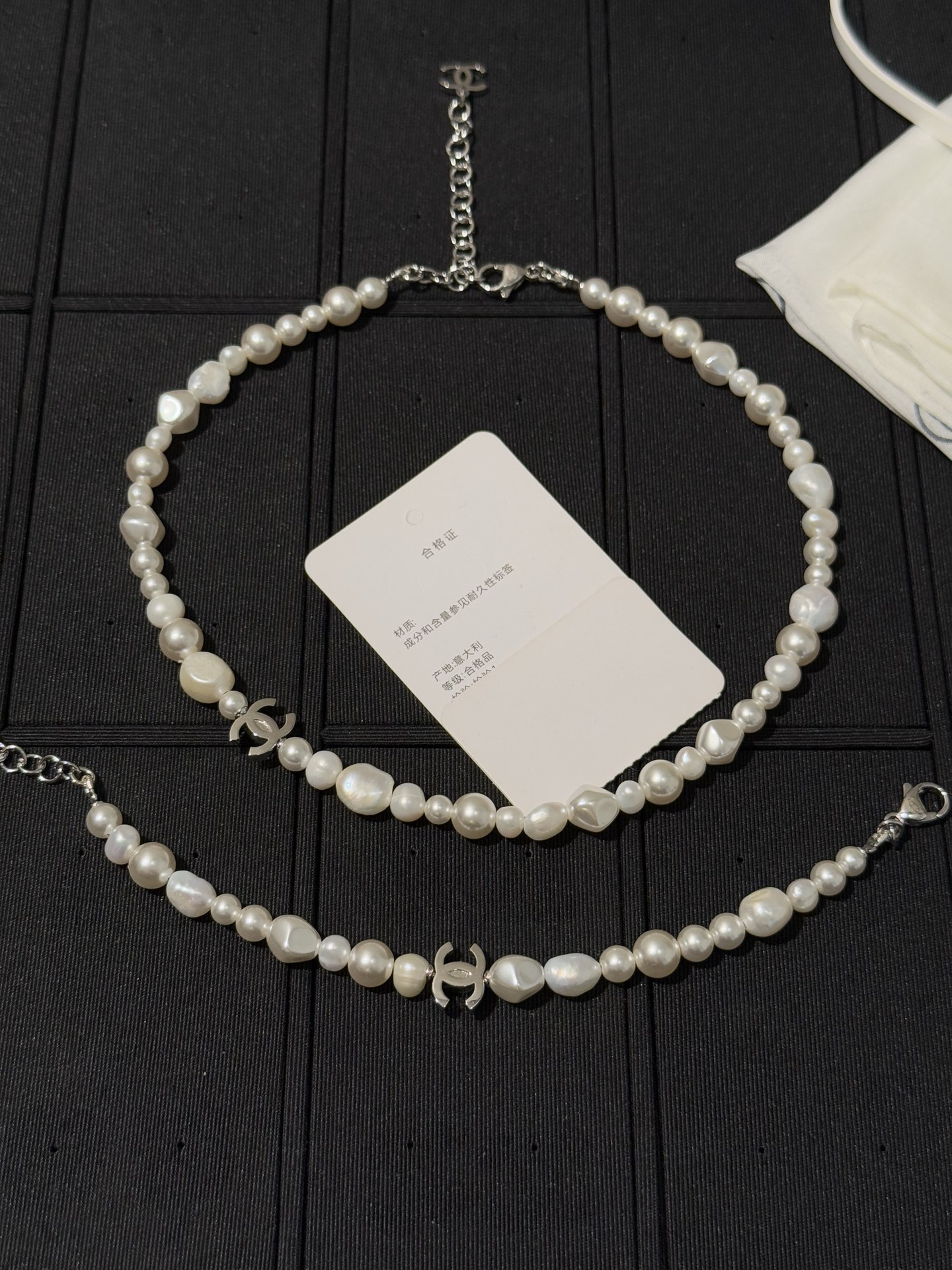 NO:816279,88260, Chanel 26s new special-shaped freshwater pearl silver double-c short necklace choker natural freshwater pearl comes with soft light filter silver double-c logo embellishment for more recognition Irregular-shaped beads are loose and age-reducing Wearing it is to wear Chanel's aesthetics on the collarbone Top version yb brass freshwater pearl material, chanel, chanel, necklace, Cartier high-end jewelry1986090988260,Chanel 26s新款异形淡水珍珠银色双c短项链颈链choker 天然淡水珍珠 自带柔光滤镜 银色双c logo点缀 更具辨识度 不规则形状的珠子松弛又减龄 戴上它就是把香奈儿的美学戴在锁骨上 顶级版本 yb黄铜 淡水珍珠材质,,chanel,chanel,necklace,卡迪亚高端饰品,Jewelry