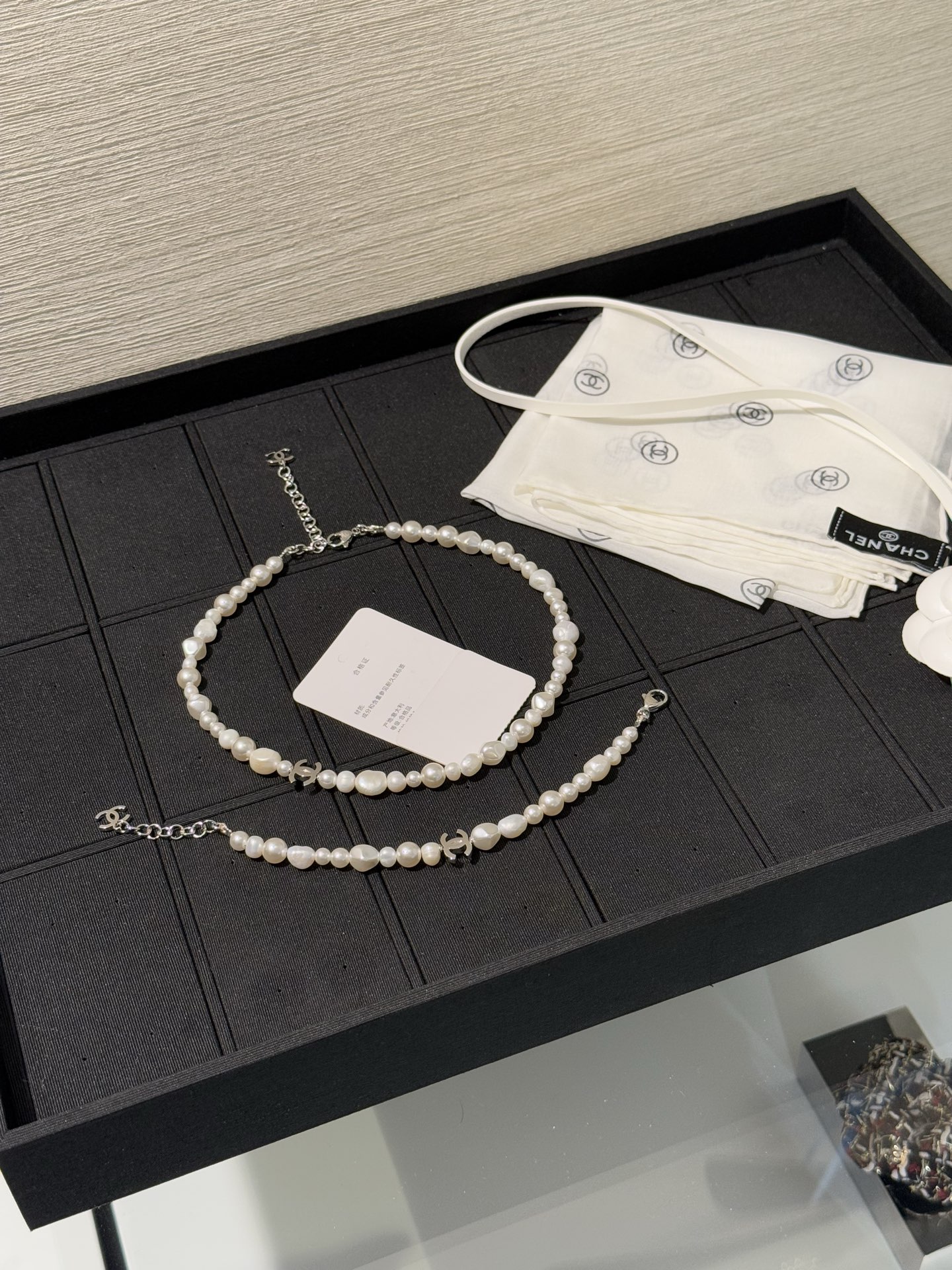 s新款异形淡水珍珠银色双c短项链颈链choker\n\n天然淡水珍珠自带柔光滤镜\n银色双clogo点缀更具辨识度\n不规则形状的珠子松弛又减龄\n戴上它就是把香奈儿的美学戴在锁骨上\n\n顶级版本yb黄铜淡水珍珠材质\n配普盒zp盒\n\n