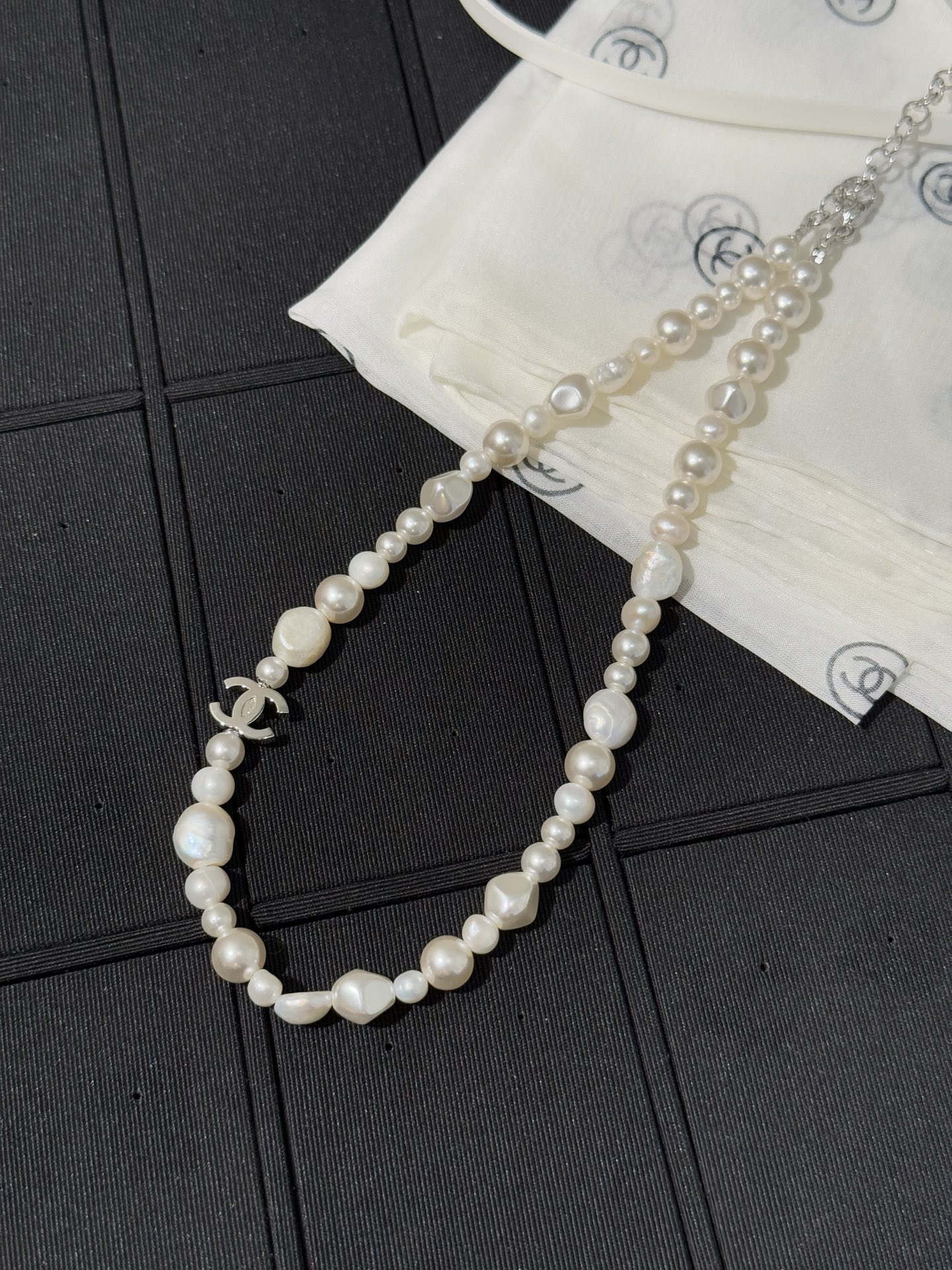 s新款异形淡水珍珠银色双c短项链颈链choker\n\n天然淡水珍珠自带柔光滤镜\n银色双clogo点缀更具辨识度\n不规则形状的珠子松弛又减龄\n戴上它就是把香奈儿的美学戴在锁骨上\n\n顶级版本yb黄铜淡水珍珠材质\n配普盒zp盒\n\n