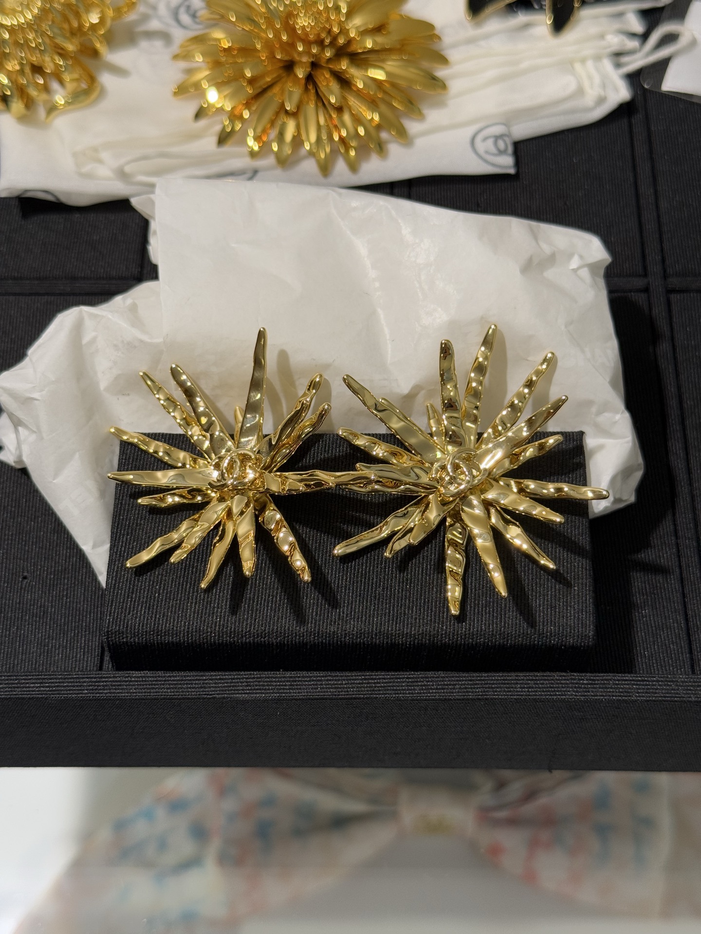 NO:816287,88260, Chanel 26s new gold double C large fireworks earrings. The hammered metal looks like blooming fireworks. It has its own retro elegance. The fragrant limited starlight is worn in the ears. It is very romantic. It is oversized and eye-catching. It is very high-end for daily or evening wear. yb brass, Swarovski crystal, chanel, earrings, Cartier high-end jewelry1986090988260,Chanel 26s新款金色双c烟花大耳环 锤纹金属像绽放的烟火 自带复古贵气 香香限定的星光戴在耳畔 非常浪漫 超大尺寸 一眼吸睛 日常or晚宴佩戴都很高级 yb黄铜 施华洛水晶,,chanel,earrings,卡迪亚高端饰品,Jewelry