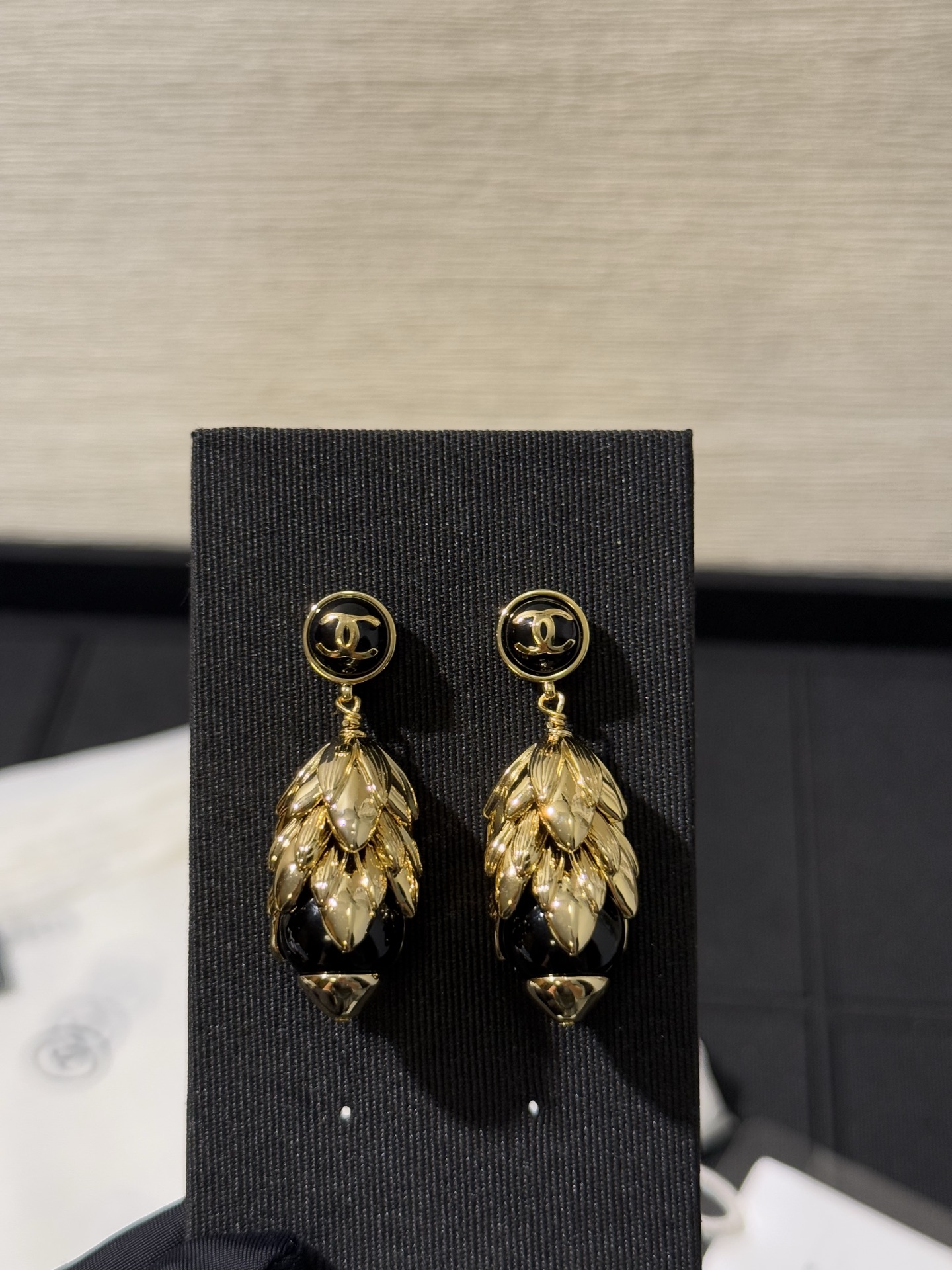 NO:816466,Chanel 26s new black gold and enamel wheat ears double C earrings. The gold wheat ears are stacked layer by layer. They are golden and super beautiful~ The black enamel double C is embellished with an irresistible retro elegance. Wearing them makes you look like a wealthy daughter with exquisite taste. Must buy!  yb brass enamel material, chanel, earrings, Cartier high-end jewelry19860909Chanel 26s新款黑金珐琅麦穗双c耳环 鎏金麦穗层层叠加 金灿灿的 超美～ 黑珐琅双c点缀 藏不住的复古贵气 戴上就是精致有品味的富家千金 必入！ yb黄铜 珐琅材质,,chanel,earrings,卡迪亚高端饰品,Jewelry