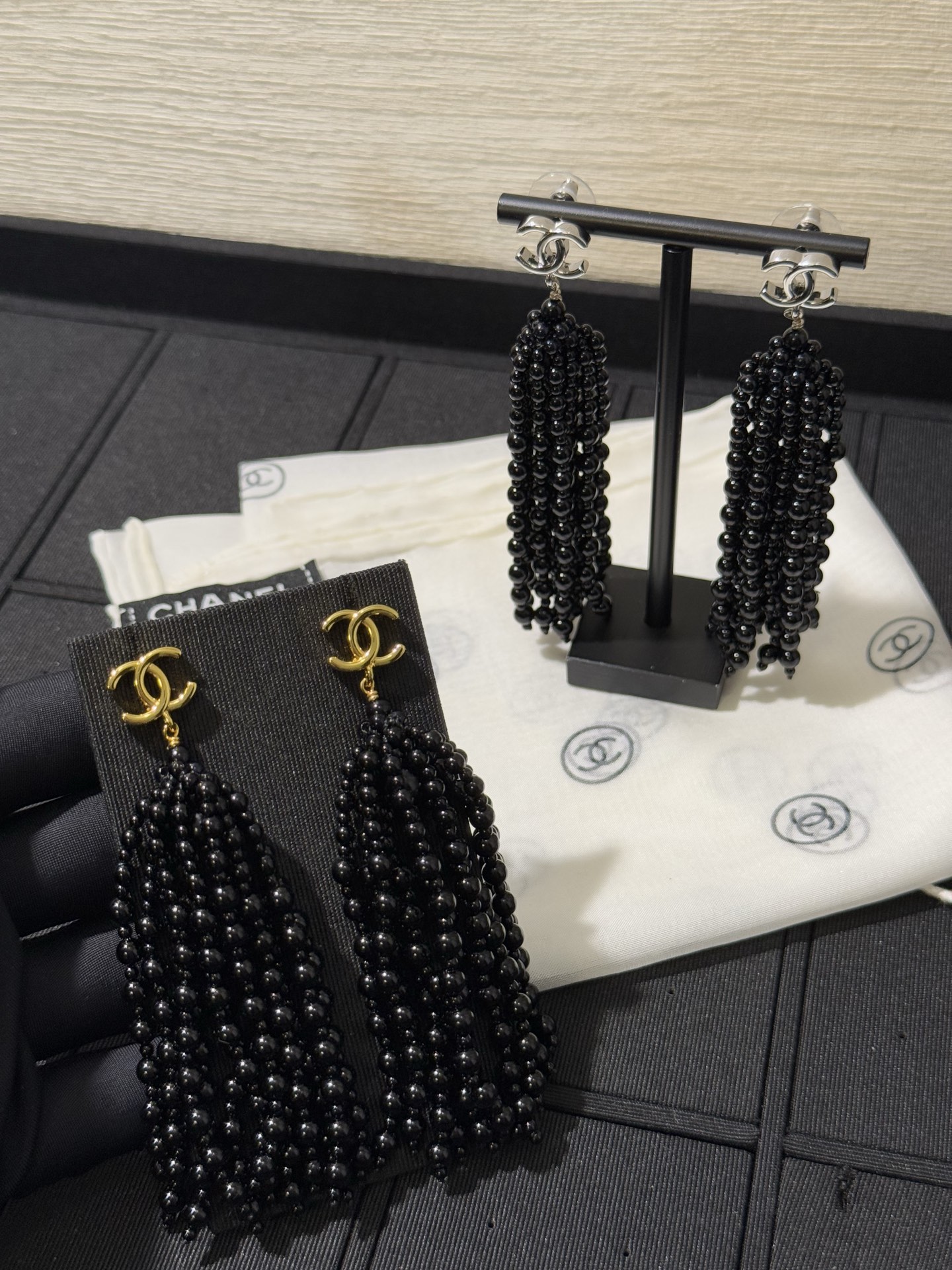NO:816422,Chanel 26s new black bead tassel earrings, golden double C long earrings, mini double C gold label + string of black bead tassels, elegance and agility coexist. Paired with a little black dress, it is a daughter-in-law for dinner. Daily match is a beautiful sister. yb brass, glass beads material,,chanel,skirts,earrings,Cardia high-end jewelry19860909Chanel 26s新款黑珠流苏耳坠金色双c长耳环 迷你双c金标+成串黑珠流苏 优雅与灵动并存 搭小黑裙是晚宴千金 日常搭配是飒美姐姐 yb黄铜、琉璃珠材质,,chanel,skirts,earrings,卡迪亚高端饰品,Jewelry