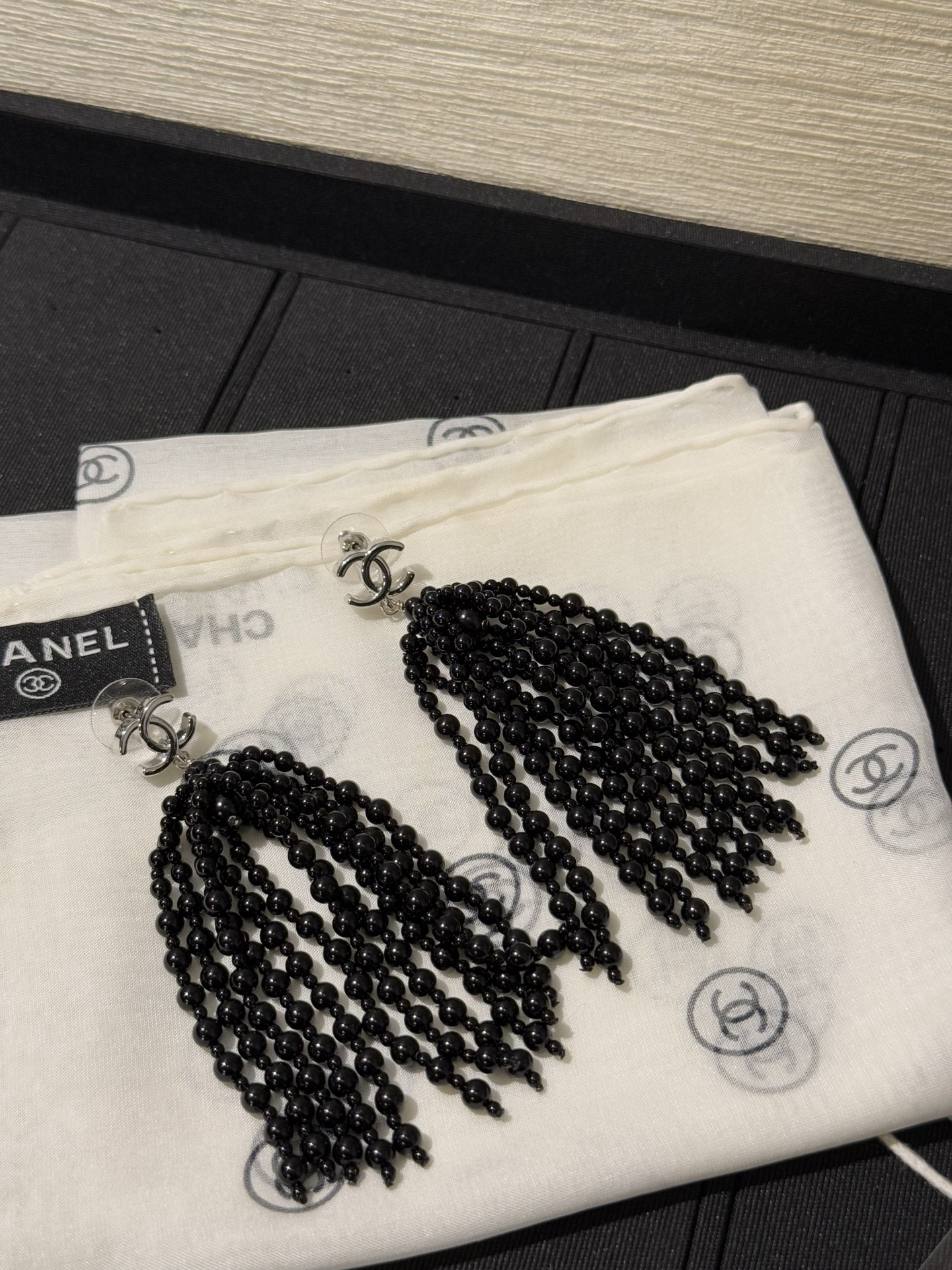 NO:816472,Chanel 26s new black bead tassel earrings, silver double c long earrings, mini double c silver label + string of black bead tassels, cool and elegant, a little black dress is a perfect match for dinner, daily match is a beautiful sister, yb brass, glass beads material,,chanel,skirts,earrings,cardia high-end jewelry19860909Chanel 26s新款黑珠流苏耳坠银色双c长耳环 迷你双c银标+成串黑珠流苏 冷艳又优雅 搭小黑裙是晚宴千金 日常搭配是飒美姐姐 yb黄铜、琉璃珠材质,,chanel,skirts,earrings,卡迪亚高端饰品,Jewelry