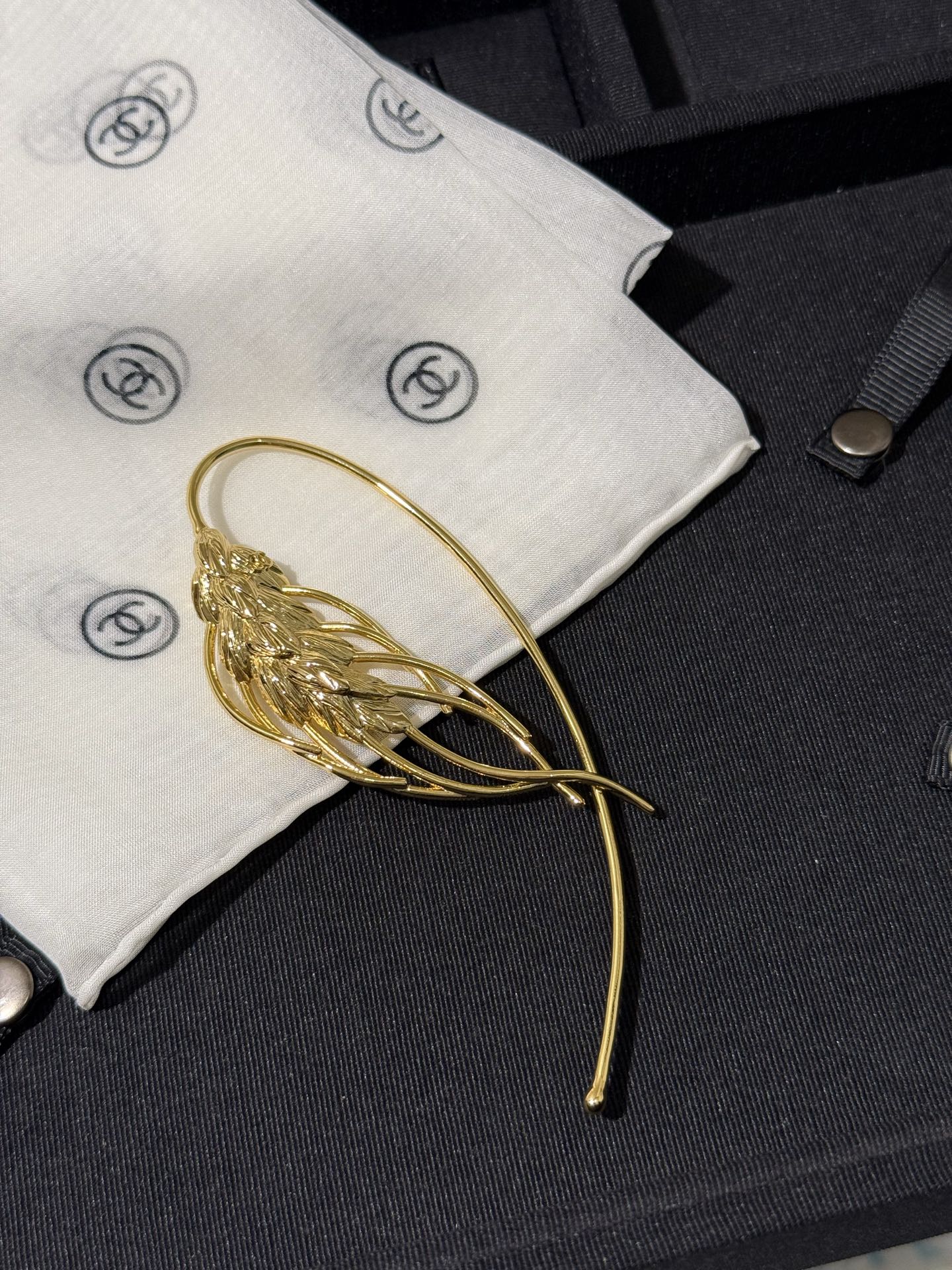 NO:857342,88180 [New product sharing] Chanel 26s new large golden wheat ear tassel double C brooch. A bunch of golden wheat ears. The texture is lifelike. The matte gold tone comes with a retro filter. It is very French and elegant. It is high-end and gentle when you wear it. It is a treasure model that the more you look at it, the more you look at it. yb brass material, chanel, brooch, breastpin, Cardia high-end jewelry1986090988180【新品分享】 Chanel 26s新款大号金色麦穗流苏双c胸针 一束金灿灿的麦穗 肌理感栩栩如生 哑光金调自带复古滤镜 非常有法式优雅 戴上它高级又温柔 是越看越喜欢的宝藏款 yb黄铜材质,,chanel,brooch，breastpin,卡迪亚高端饰品,Jewelry