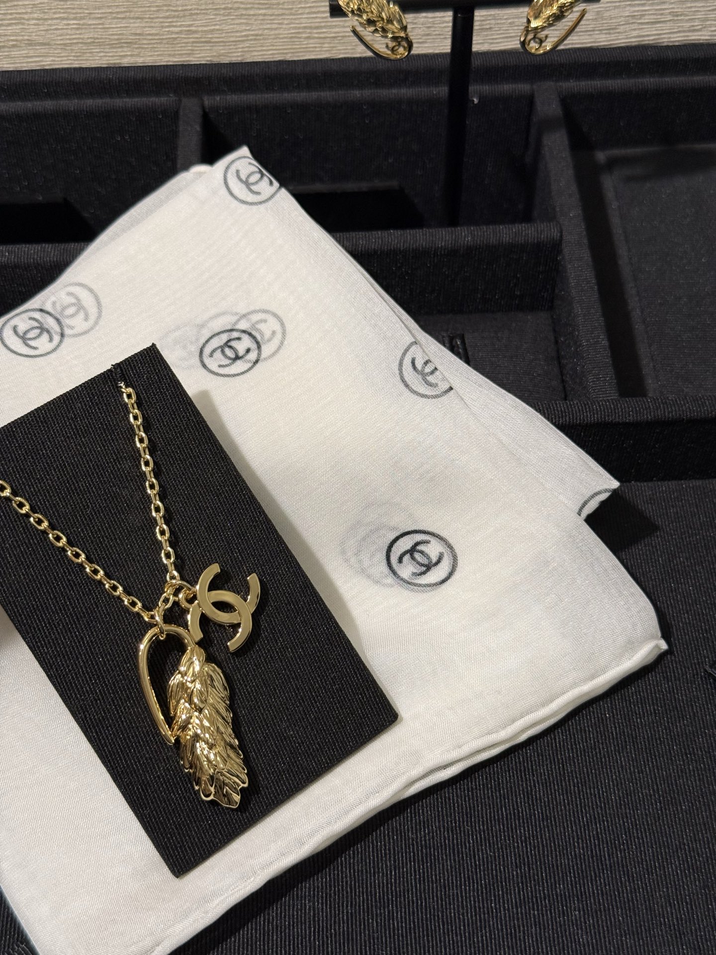 NO:857331,88180 [New product sharing] Chanel 26s new small golden wheat ear double C double pendant necklace. A bunch of golden wheat ears. The texture is lifelike. It is embellished with double clogo. It has a more French elegance. Wearing it is high-end and gentle. It is a treasure model that the more you look at it, the more you like it. yb brass material, chanel, necklace, Cartier high-end jewelry1986090988180【新品分享】 Chanel 26s新款小号金色麦穗双c双吊坠项链 一束金灿灿的麦穗 肌理感栩栩如生 点缀双clogo 更加有法式优雅感 戴上它高级又温柔 是越看越喜欢的宝藏款 yb黄铜材质,,chanel,necklace,卡迪亚高端饰品,Jewelry