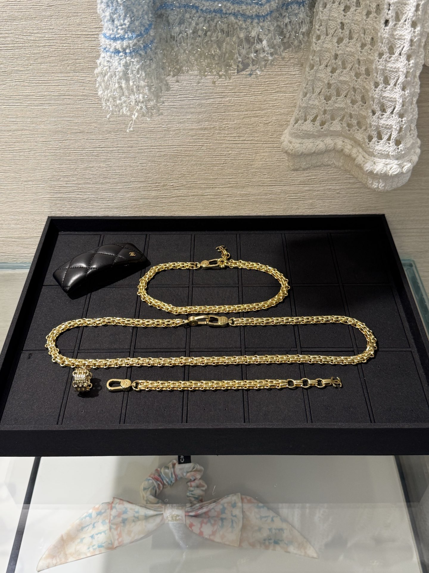 Chanel26s新款金色金属编织环扣双c字母项链长链、短链choker、手链、戒指\n\n层层环扣织金肌理自带法式贵气\n款式简约高级显贵不浮夸\n单戴或与手表叠搭都很有奢感