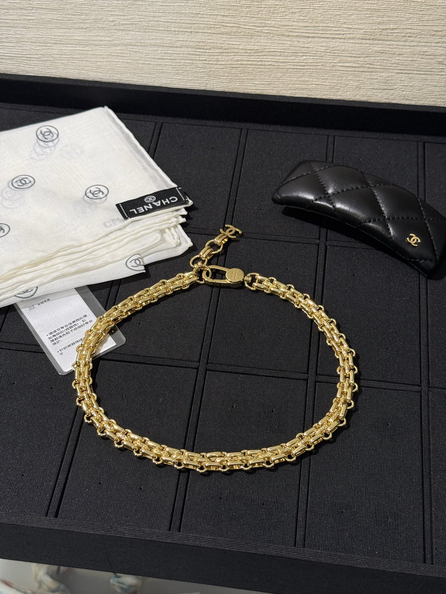 NO:857304,88320 [New product sharing] Chanel 26s new gold metal braided ring buckle double C letter short necklace choker. Layers of gold braided design with French elegance. The middle row of rings has a dark texture. The style is simple and advanced. Daily embellishment is noble but not exaggerated. It feels luxurious when worn alone/stacked. yb brass material, chanel, necklace, Cartier high-end jewelry1986090988320【新品分享】 Chanel 26s新款金色金属编织环扣双c字母短项链颈链choker 层层环扣织金设计 自带法式贵气 中间一排环扣暗纹肌理 款式简约高级 日常点缀显贵不浮夸 单戴/叠搭都很有奢感 yb黄铜材质,,chanel,necklace,卡迪亚高端饰品,Jewelry