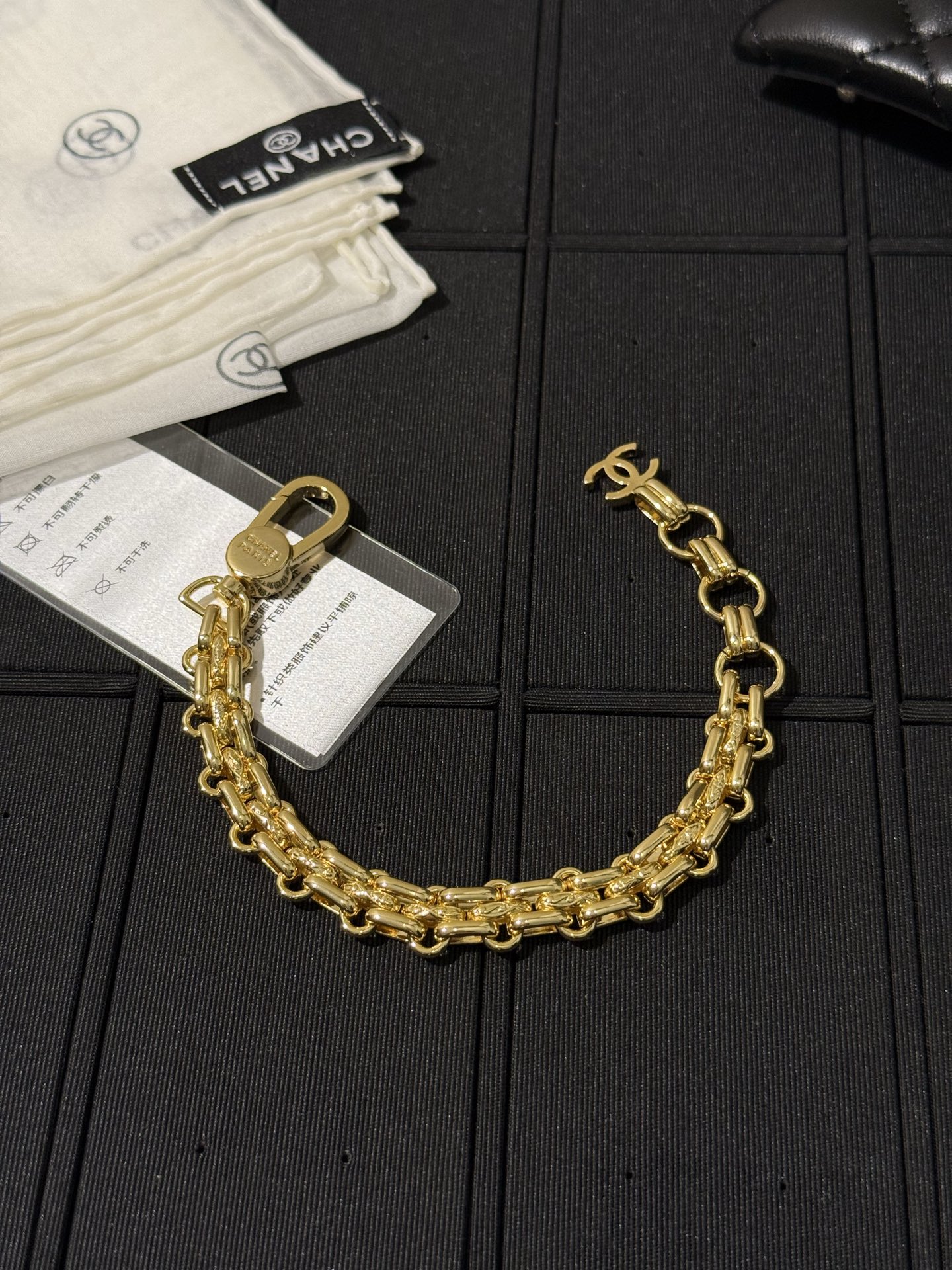 NO:857602,88220, Chanel 26s new gold metal woven ring buckle double C letter bracelet. Layers of gold woven buckle design. It has French elegance. The middle row of rings has a dark texture. The style is simple and advanced. It is noble but not exaggerated for daily embellishment. It feels luxurious when worn alone or stacked. Chanel, Bracelet, Cartier high-end jewelry1986090988220,Chanel 26s新款金色金属编织环扣双c字母手链 层层环扣织金设计 自带法式贵气 中间一排环扣暗纹肌理 款式简约高级 日常点缀显贵不浮夸 单戴/叠搭都很有奢感,,chanel,bracelet,卡迪亚高端饰品,Jewelry