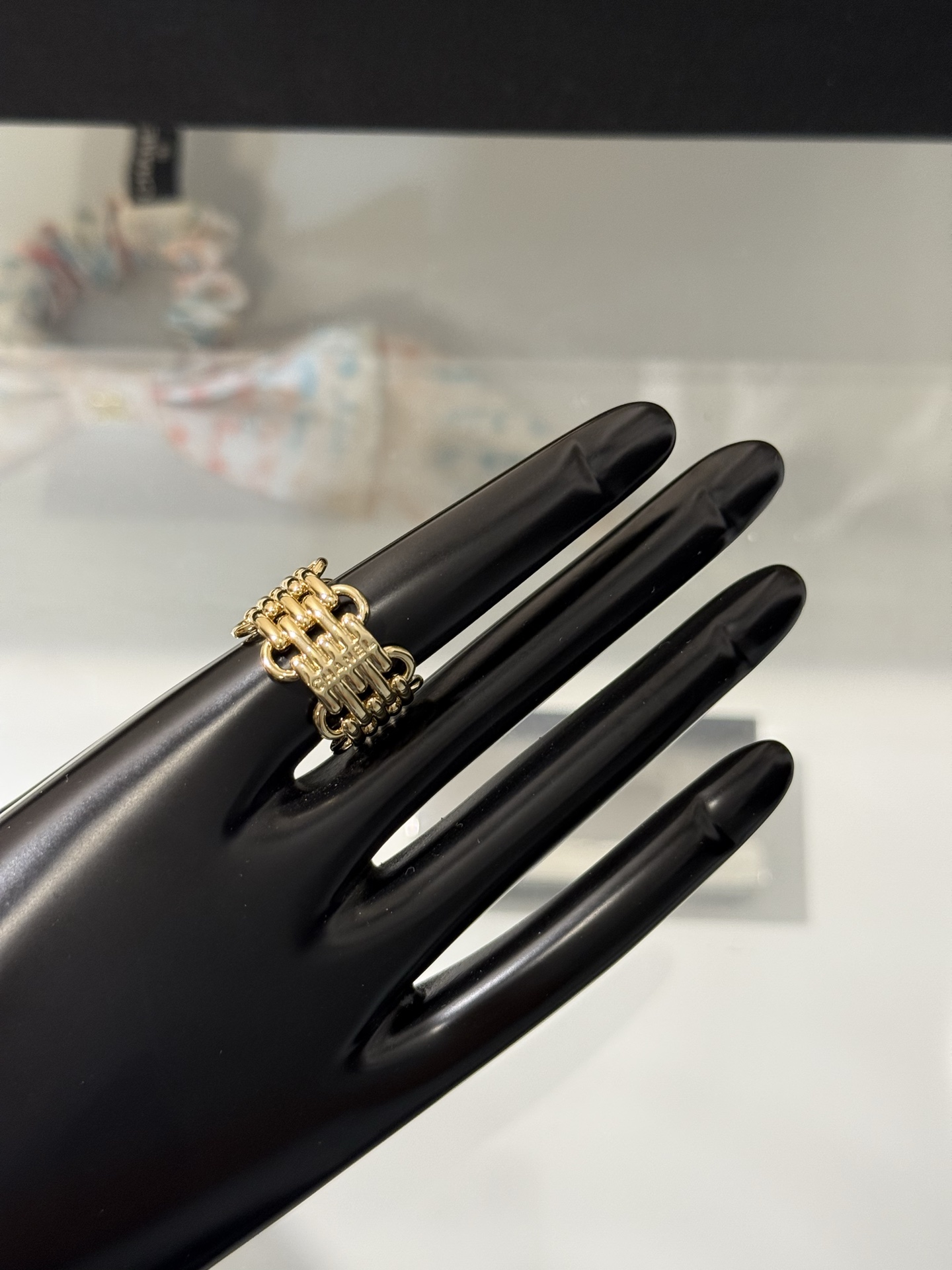 NO:857574,88200, Chanel 26s new gold metal woven buckle letter hollow wide ring. Layers of woven gold texture. It has French elegance. The style is simple and advanced. Daily embellishment is noble but not exaggerated. The wide ring surface is versatile. It is luxurious when worn alone or stacked. Chanel, ring, Cartier high-end jewelry1986090988200,Chanel 26s新款金色金属编织环扣字母镂空宽版戒指 层层环扣织金肌理 自带法式贵气 款式简约高级 日常点缀显贵不浮夸 宽版戒面百搭出圈 单戴/叠搭都很有奢,,chanel,ring,卡迪亚高端饰品,Jewelry
