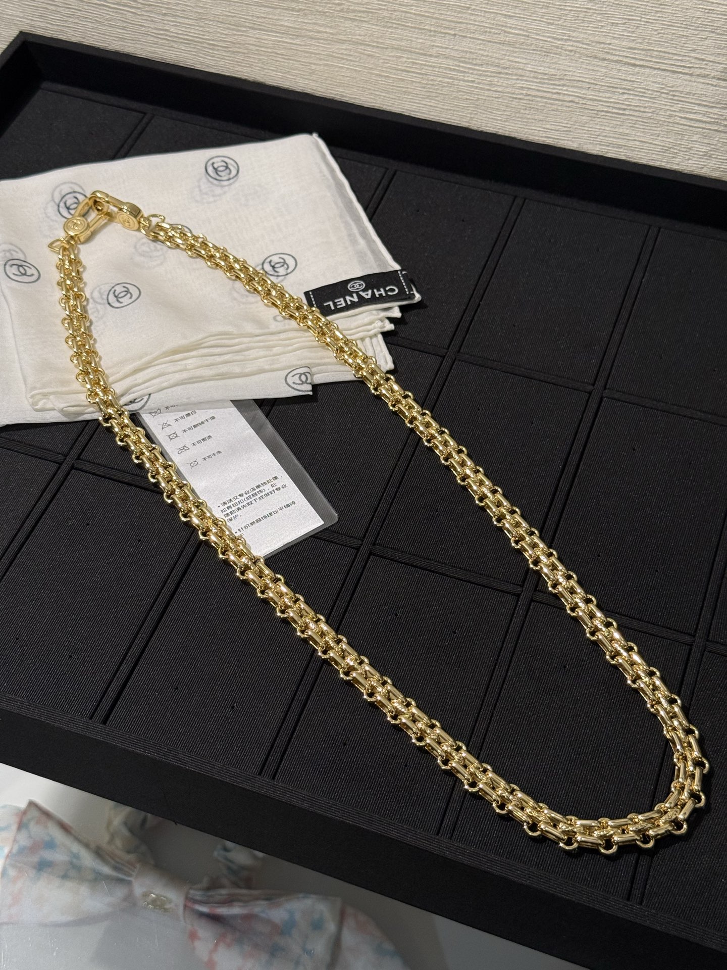 NO:857582,88420Chanel 26s new gold metal braided ring buckle double C letter long necklace long chain sweater chain, layered gold woven design, with French elegance. The middle row of rings has a dark texture. The style is simple and advanced. Daily embellishment is noble but not exaggerated. It is luxurious when worn alone or stacked. Chanel, sweaters, necklace, Cartier high-end jewelry1986090988420Chanel 26s新款金色金属编织环扣双c字母长款项链长链毛衣链 层层环扣织金设计 自带法式贵气 中间一排环扣暗纹肌理 款式简约高级 日常点缀显贵不浮夸 单戴/叠搭都很有奢,,chanel,sweaters,necklace,卡迪亚高端饰品,Jewelry