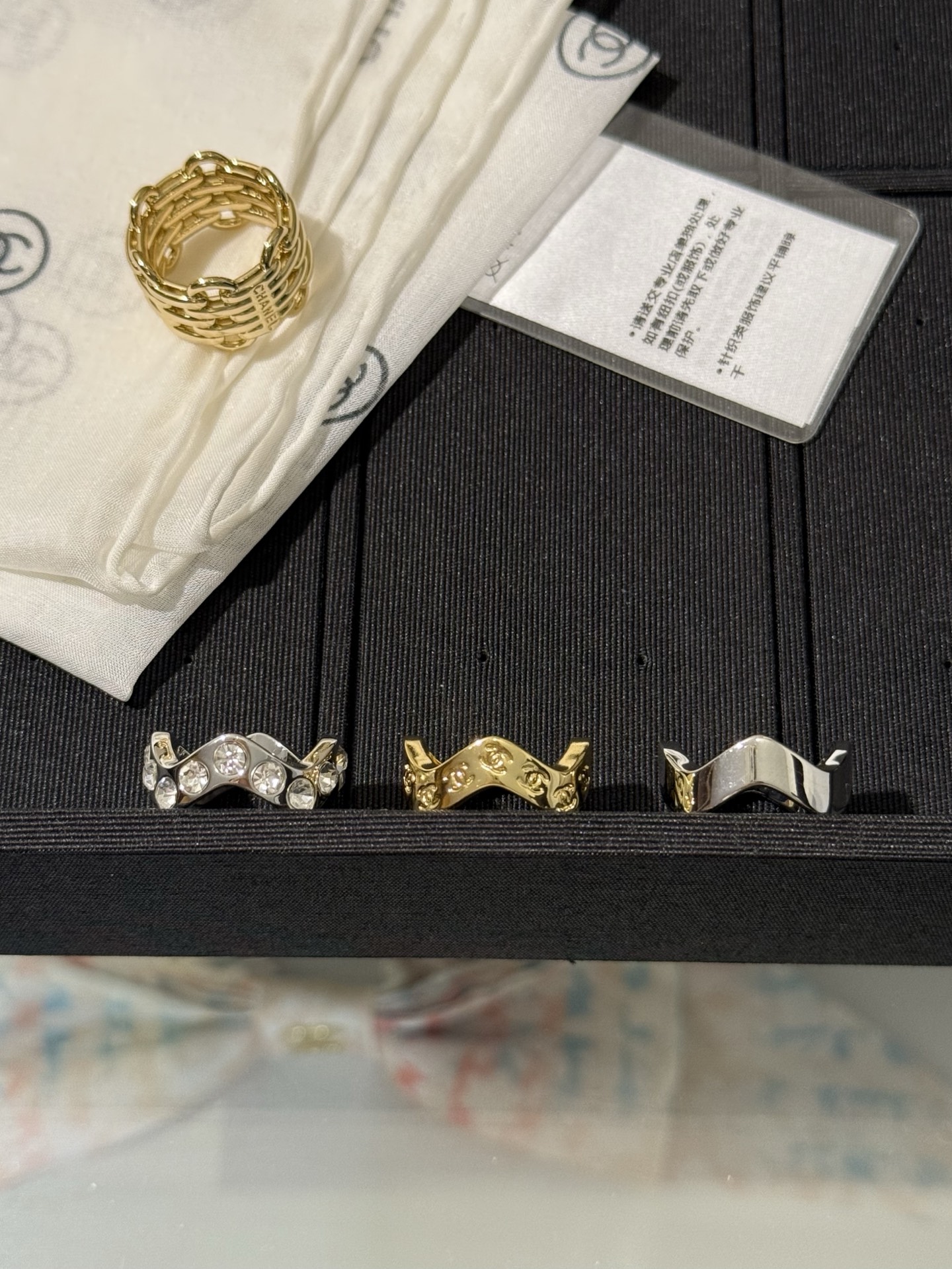 NO:857128,88220, Chanel 26s new three-in-one wavy diamond double C glossy ring, size 52 54 56, two silver and one gold three-piece set with silver full diamonds + silver glossy + gold double clogo. Super cost-effective. One unlocks multiple wearing methods. Simple and advanced to wear alone. Stacked and layered. yb brass. Swarovski crystal material, chanel, ring, Cartier high-end jewelry.1986090988220,Chanel 26s新款三合一波浪形排钻双c光面戒指 尺码52 54 56 两银一金三件套组合银色满钻+银色光面+金色双clogo 超级有性价比 一款解锁多种佩戴方式 单戴简约高级 叠搭层次感拉满 yb黄铜 施华洛水晶材质,,chanel,ring,卡迪亚高端饰品,Jewelry