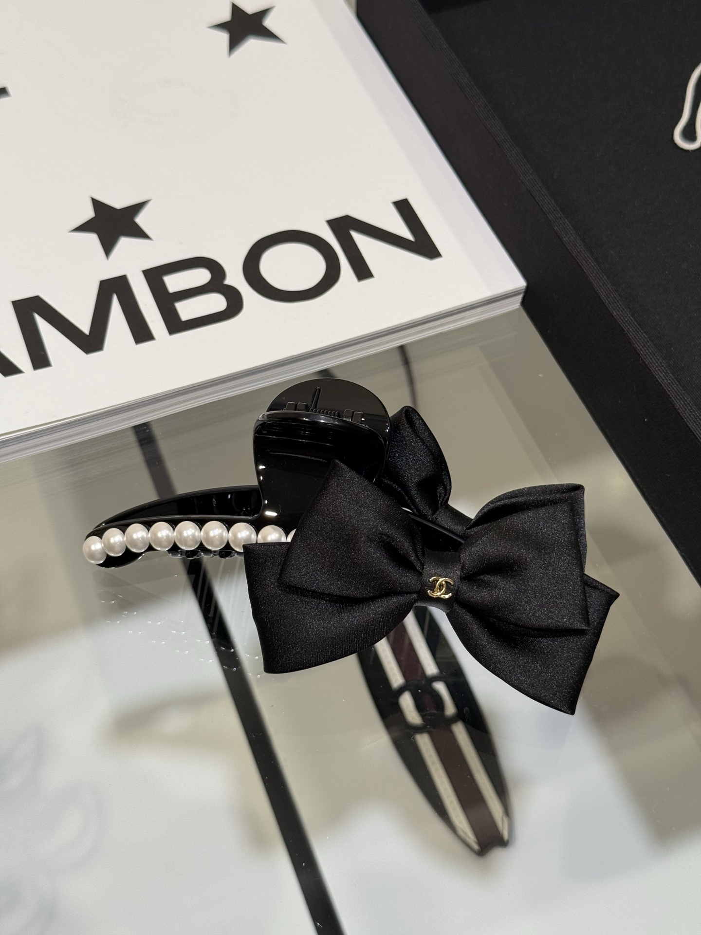 NO:857564,88180,Chanel 26 new pearl black satin bow spliced ​​with golden double C grab hairpin, half beaded half satin + double clogo design, elegant and layered, casually half tied, light and mature lady atmosphere,,chanel,hairpins,Cardia high-end jewelry1986090988180,Chanel 26新款珍珠黑缎蝴蝶结拼接金色双c抓夹发夹 半珠半缎+双clogo设计 优雅有层次感 随手半扎 轻熟大小姐氛围感,,chanel,hairpins,卡迪亚高端饰品,Jewelry