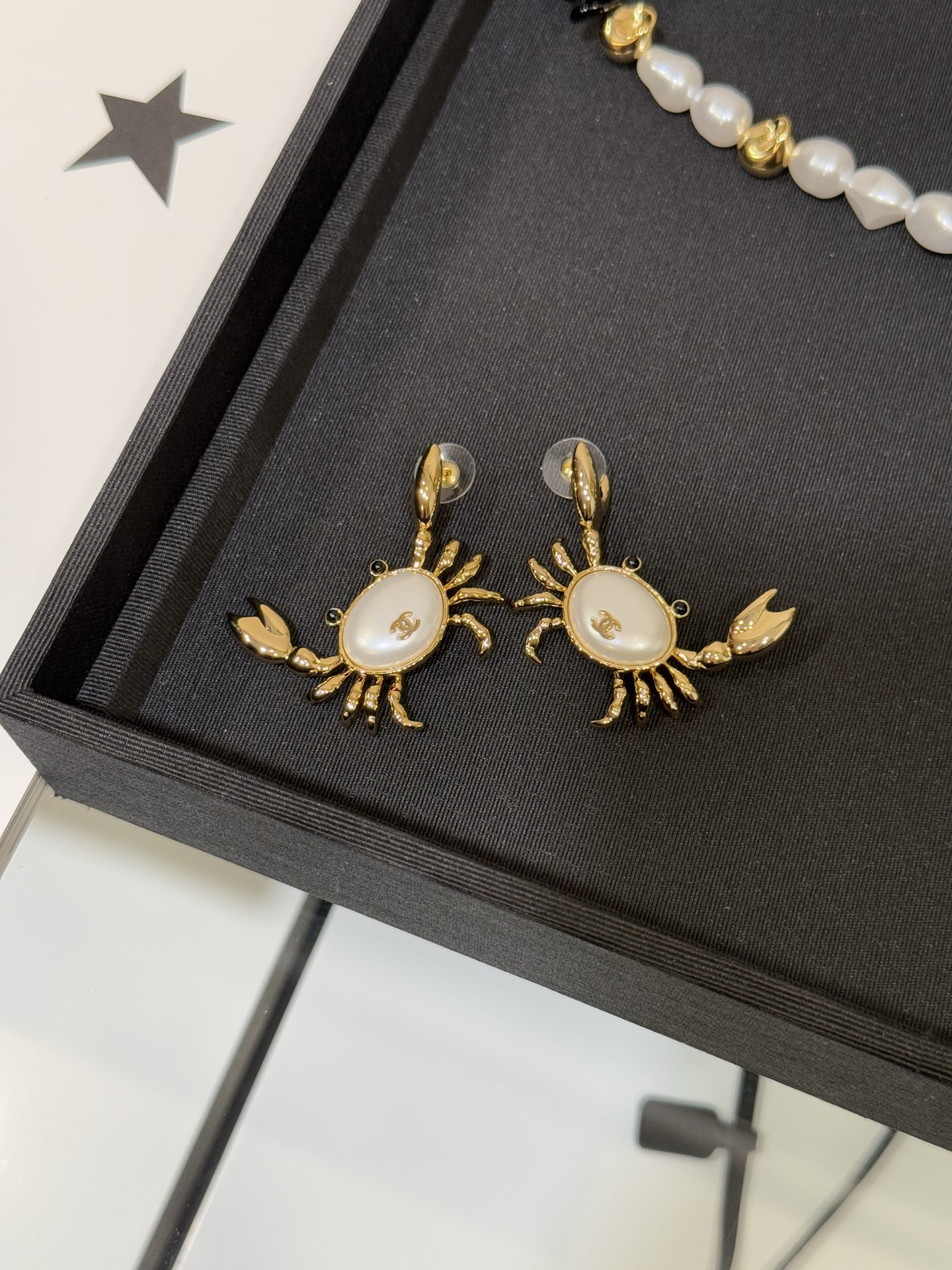 NO:881262,Chanel 26M new crab shell beads black glass gold double C ear stud earrings. Playful crab shape with a sense of relaxation at the seaside. Matched with shiny mother-of-pearl + double C logo. Full of details. Wear to unlock a unique aura. yb brass shell beads glass material, chanel earrings, Cartier high-end jewelry19860909Chanel 26M新款螃蟹贝珠黑琉璃金色双c耳钉耳环 俏皮螃蟹造型 自带海边松弛感 搭配莹润贝母+双c logo 细节拉满 戴上解锁独一份的灵动气场 yb黄铜 贝珠 琉璃材质,,chanel,earrings,卡迪亚高端饰品,Jewelry