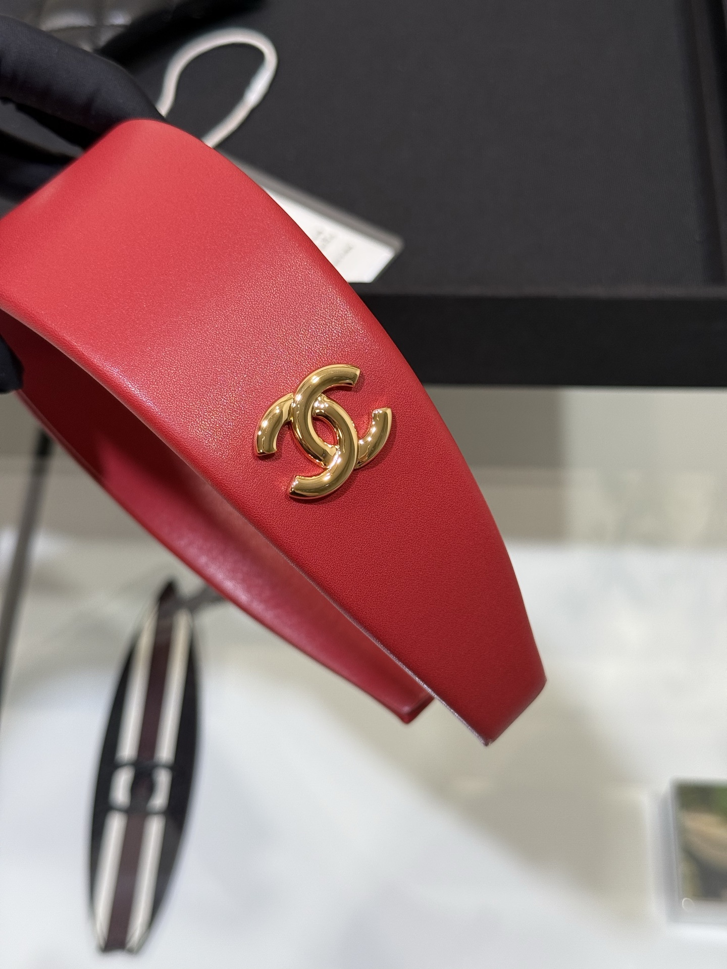 NO:895895,88220, Chanel 26 new genuine red lambskin gold double C wide version hairband. The genuine red sheepskin hairband has its own rich atmosphere. The gold double C logo embellishes the details. Elegant and high-end. It can be easily worn for daily/festival to create a retro rich style. yb lambskin, brass material,,chanel,sheepskin,Cardia high-end jewelry1986090988220,Chanel 26新款正红色小羊皮金色双c宽版发箍发卡 正红色羊皮发箍自带浓郁氛围 金色金标双c logo点缀细节 优雅高级 日常/节日佩戴轻松打造复古千金风 yb小羊皮 黄铜材质,,chanel,sheepskin,卡迪亚高端饰品,Jewelry