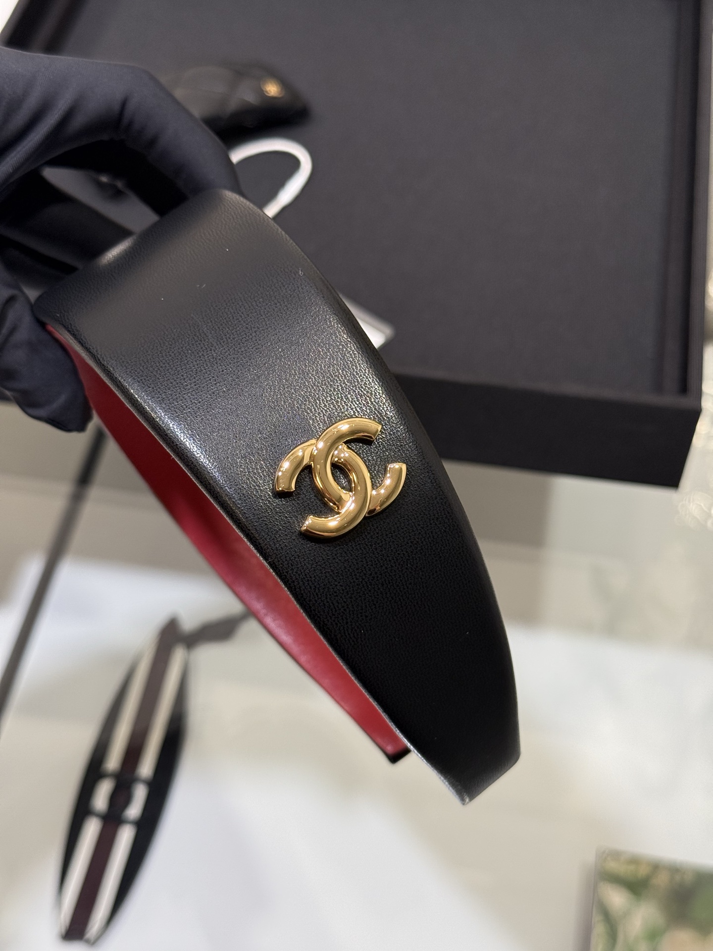NO:895894,88220, Chanel 26 new red and black two-color stitching lambskin gold double C wide version hairband hairpin red and black color matching sheepskin design versatile and high-end gold label double C logo embellishment details elegant and textured daily/holiday wear to easily create a retro rich style yb lambskin brass material, chanel, sheepskin, Cartier high-end jewelry1986090988220,Chanel 26新款红黑色双色拼接小羊皮金色双c宽版发箍发卡 红黑拼色羊皮设计百搭高级 金标双c logo点缀细节 优雅有质感 日常/节日佩戴轻松打造复古千金风 yb小羊皮 黄铜材质,,chanel,sheepskin,卡迪亚高端饰品,Jewelry