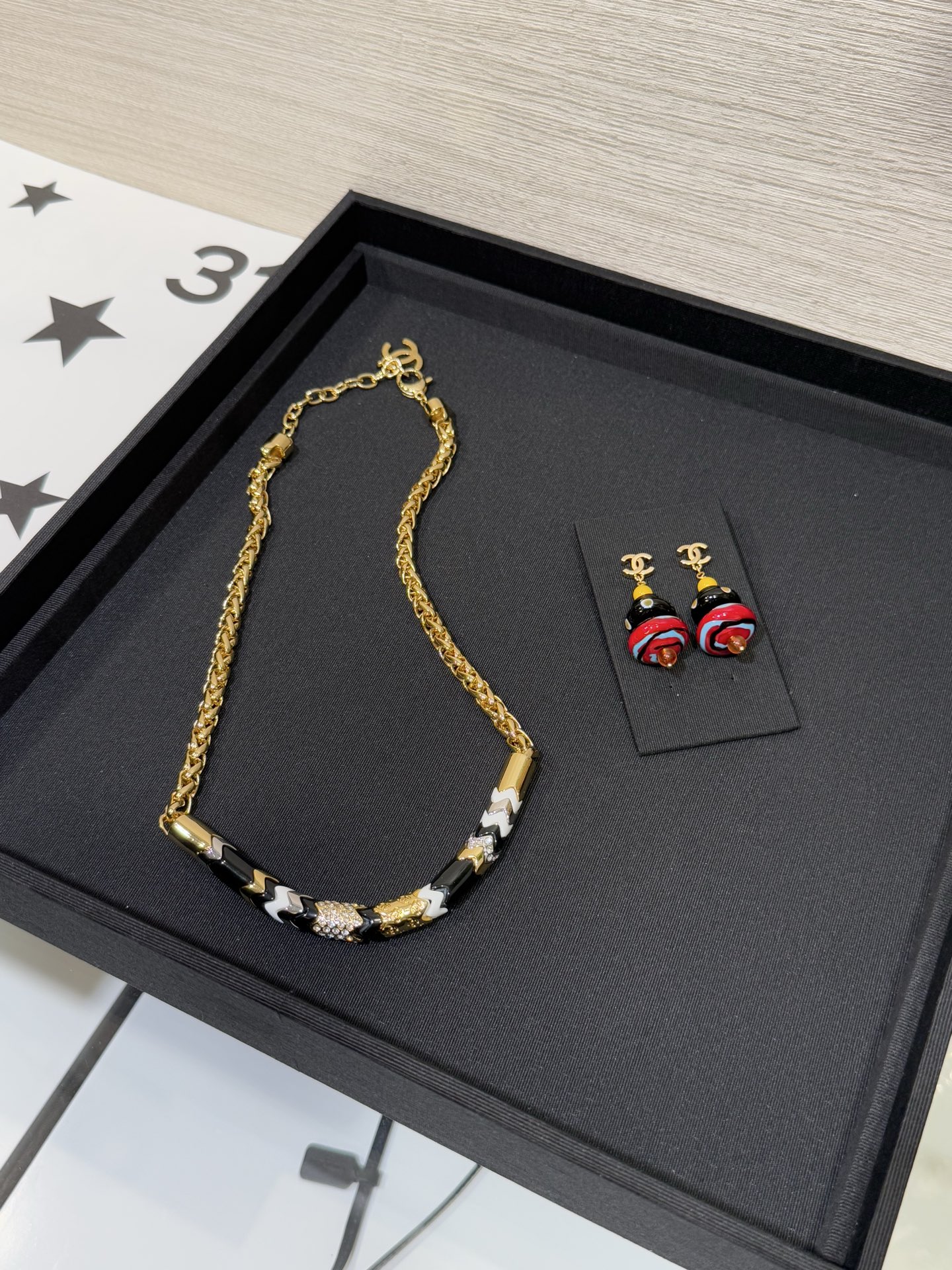 NO:942417,88360, Chanel 26s new black gold enamel double c gold and silver metal color crystal wave half chain short necklace. The black gold color is super high-end, retro and noble. Black and white enamel + gold and silver two-color metal + crystal elements. Very artistic. Wear it with a fashionable aura. yb brass, enamel, Swarovski crystal material, chanel, necklace, Cartier high-end jewelry1986090988360,Chanel 26s新款黑金珐琅双c金银金属配色水晶波浪半链短项链 黑金配色超高级 复古又贵气 黑白珐琅+金银双色金属+水晶元素 非常有艺术感 戴上自带时髦气场 yb黄铜、珐琅、施华洛水晶材质,,chanel,necklace,卡迪亚高端饰品,Jewelry