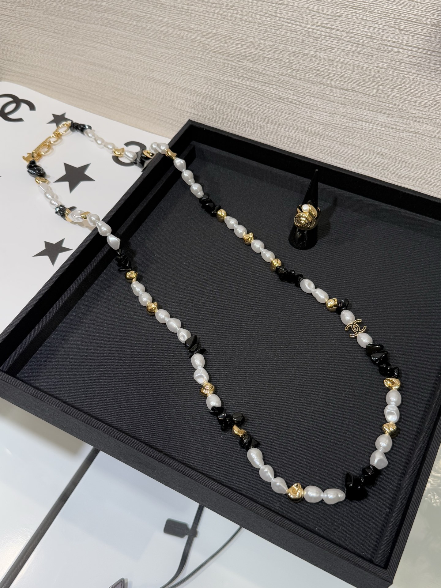 NO:919197,Chanel 26M New Gold Conch Black Sea Fossil Beads Double C Baroque Pearl Long Chain Necklace Sweater Chain Coco Beach Beach Series Golden Conch + Black Sea Fossil Matching Style is Lively and Interesting Special-shaped Baroque Pearls Run Through Very Unique and Artistic Atmosphere Brings a Vacation Relaxation When Wearing It Elegant and Smart YB Brass Irregular Glazed Shell Bead Material, Chanel, Sweaters, Necklace, Cardia High-End Jewelry19860909Chanel 26M新款金色海螺黑色海化石串珠双c巴洛克珍珠长链项链毛衣链 coco beach海滩系列 金色海螺+黑色海化石搭配造型生动有趣 异形巴洛克珍珠贯穿 非常独特有艺术氛围 戴上自带度假松弛气息 优雅又灵动 yb黄铜 不规则琉璃 贝珠材质,,chanel,sweaters,necklace,卡迪亚高端饰品,Jewelry