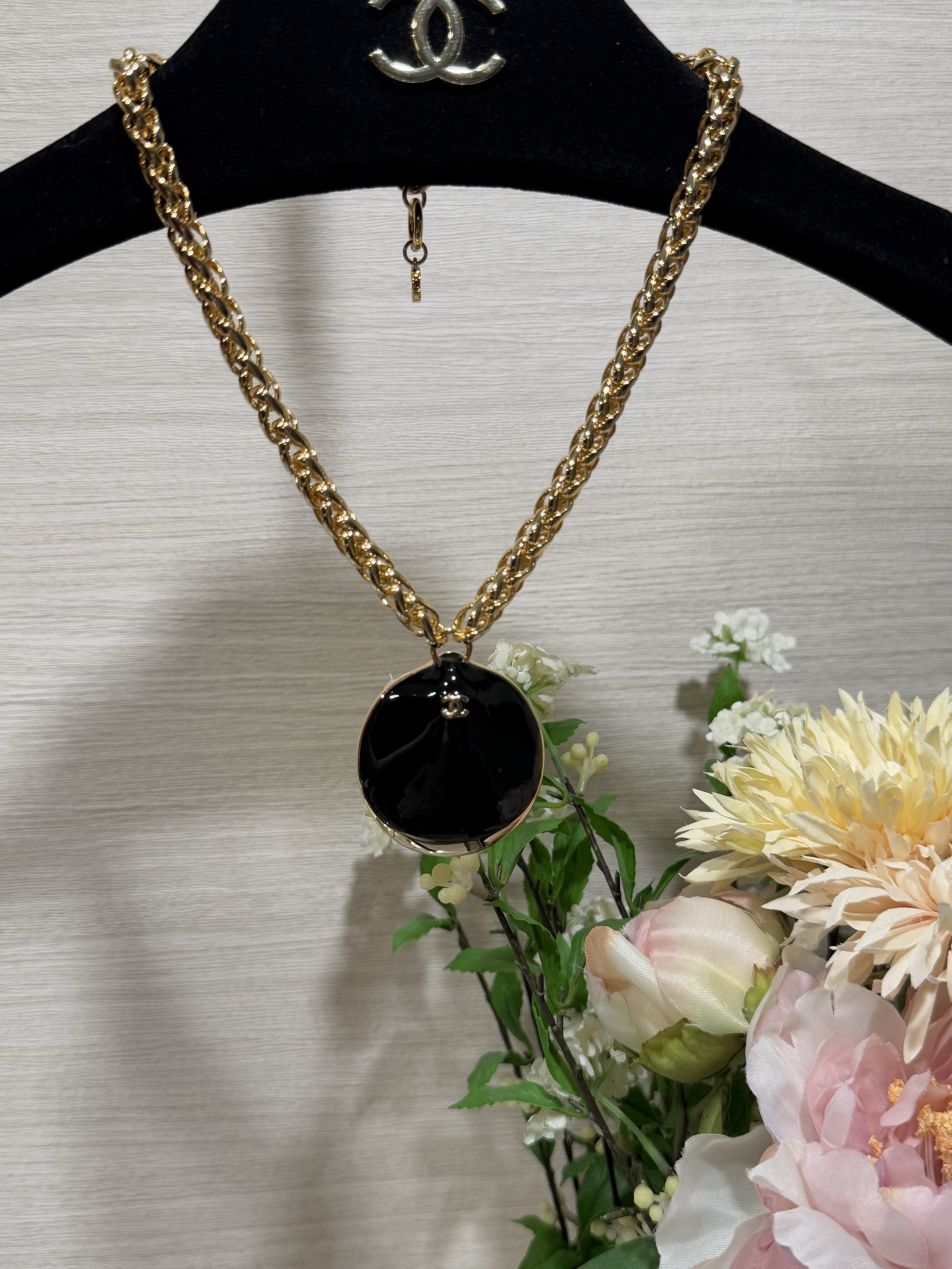 NO:881438,[New product sharing] Chanel 26M new beach series enamel gold double c black shell thick chain short necklace black glaze curved shell shape very holiday atmosphere with gold double c logo retro and high-end daily embellishment, holiday wear full of relaxation yb brass, resin material, chanel, necklace, Cartier high-end jewelry19860909【新品分享】 Chanel 26M新款海滩系列珐琅金色双c黑贝壳粗链条短款项链 黑釉弧面贝壳造型 非常有度假气息 搭配金色双c logo 复古又高级 日常点缀、假日配戴松弛感拉满 yb黄铜、树脂材质,,chanel,necklace,卡迪亚高端饰品,Jewelry