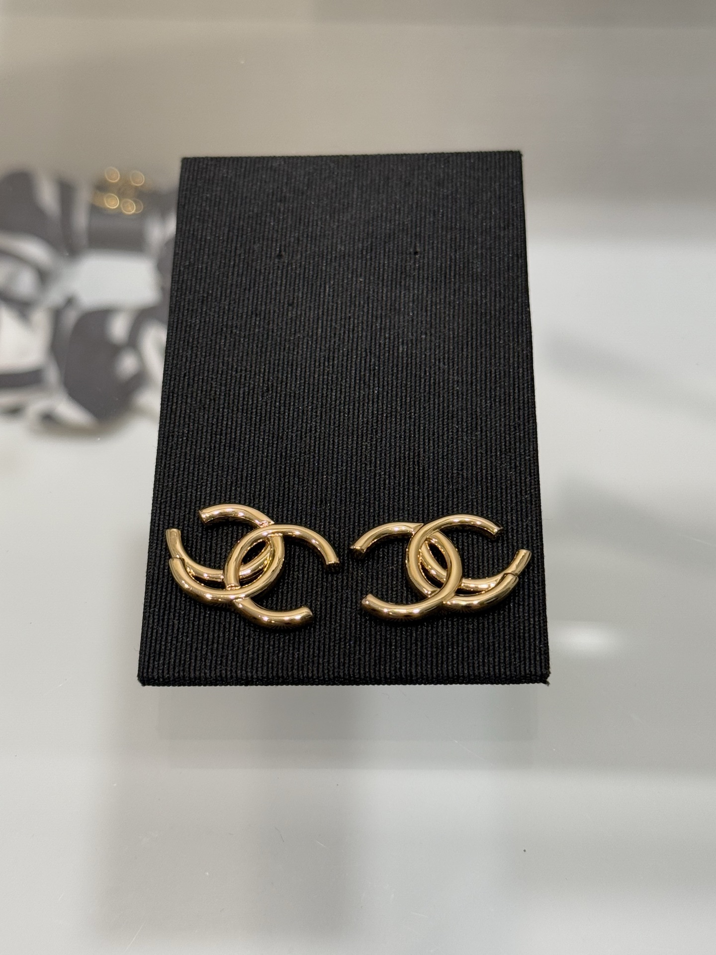 NO:942628,88160, Chanel 26a new gold line intertwined double C metal stud earrings. Irregular double C line intertwined design. Simple and advanced. Small silhouette and light fit on the ear. Suitable for daily commuting. Top version. YB brass material, Chanel, Cartier high-end jewelry1986090988160,Chanel 26a新款金色线条交织双c金属耳钉 不规则双c线条交织设计 简约又高级 小巧轮廓轻盈贴耳 通勤日常皆适配 顶级版本 yb黄铜材质,,chanel,卡迪亚高端饰品,Jewelry