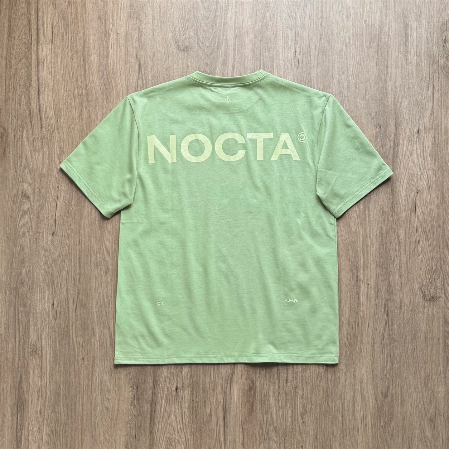 💰90 
Nike✖️NOCTA 联名款 纯棉字母印花短袖T恤
           S       Ｍ       L      XL
衣长     69      71      73     75
胸围     52      54     56     58
肩宽     48      50     52     54
袖长     22      23     24     25