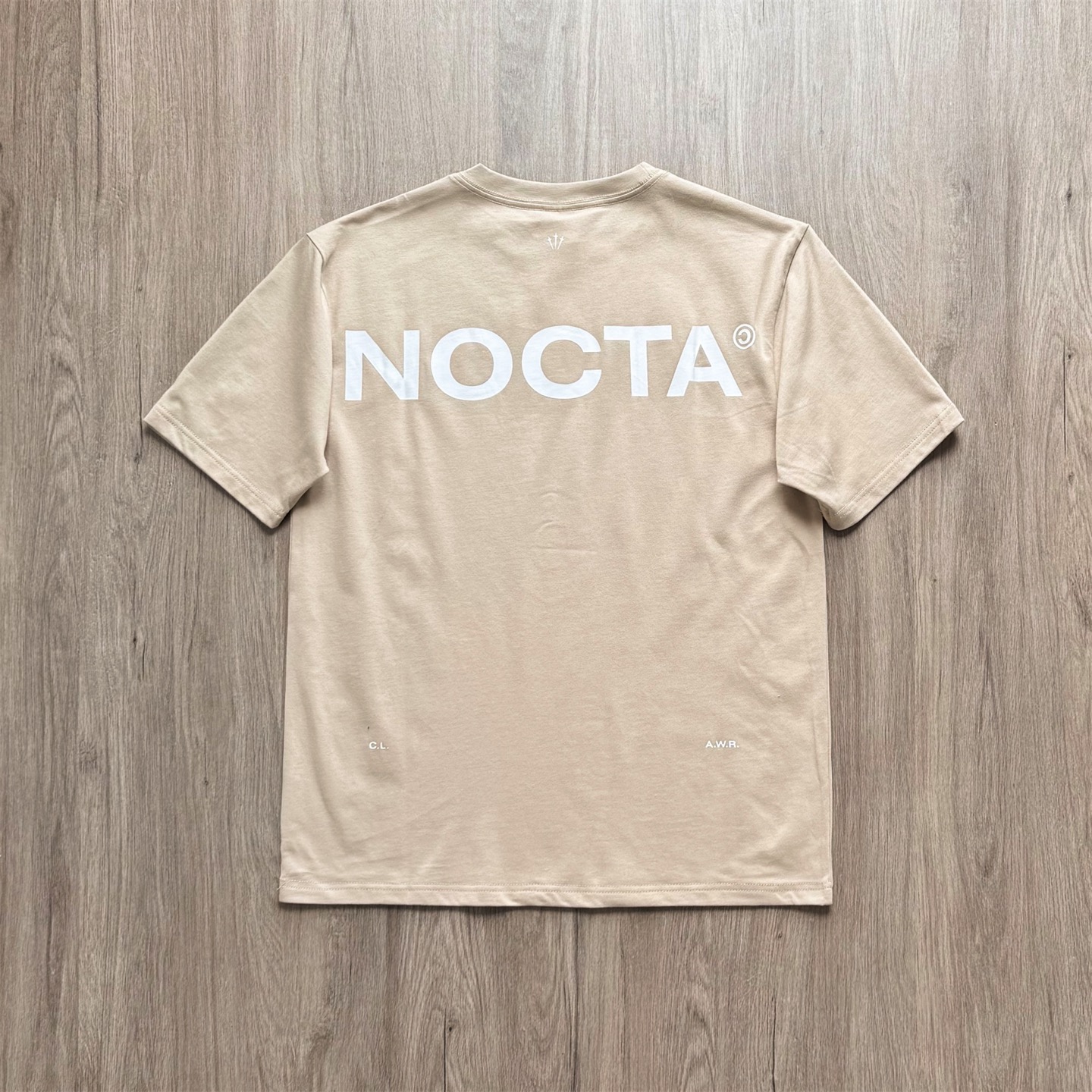💰90 
Nike✖️NOCTA 联名款 纯棉字母印花短袖T恤
           S       Ｍ       L      XL
衣长     69      71      73     75
胸围     52      54     56     58
肩宽     48      50     52     54
袖长     22      23     24     25
