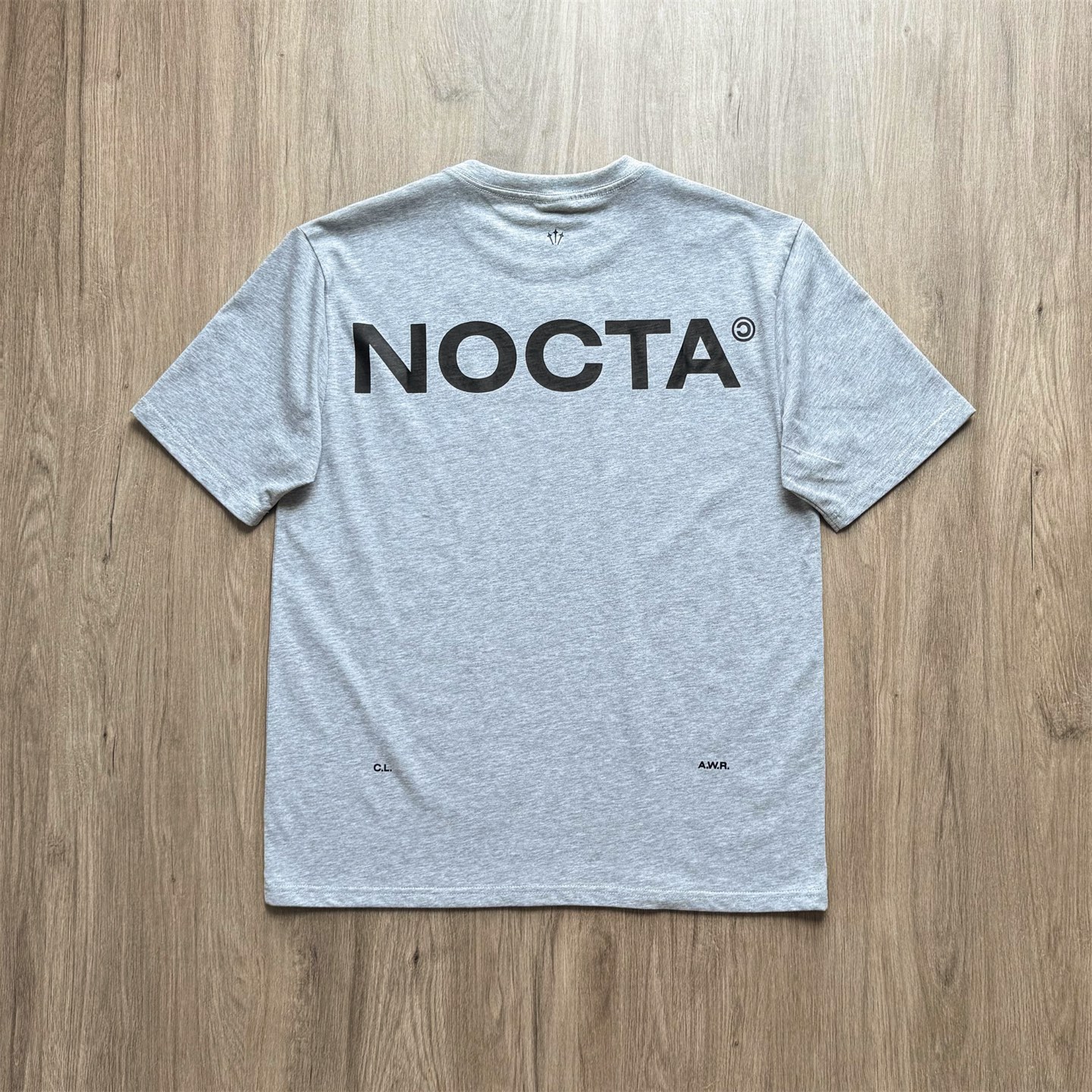 💰90 
Nike✖️NOCTA 联名款 纯棉字母印花短袖T恤
           S       Ｍ       L      XL
衣长     69      71      73     75
胸围     52      54     56     58
肩宽     48      50     52     54
袖长     22      23     24     25