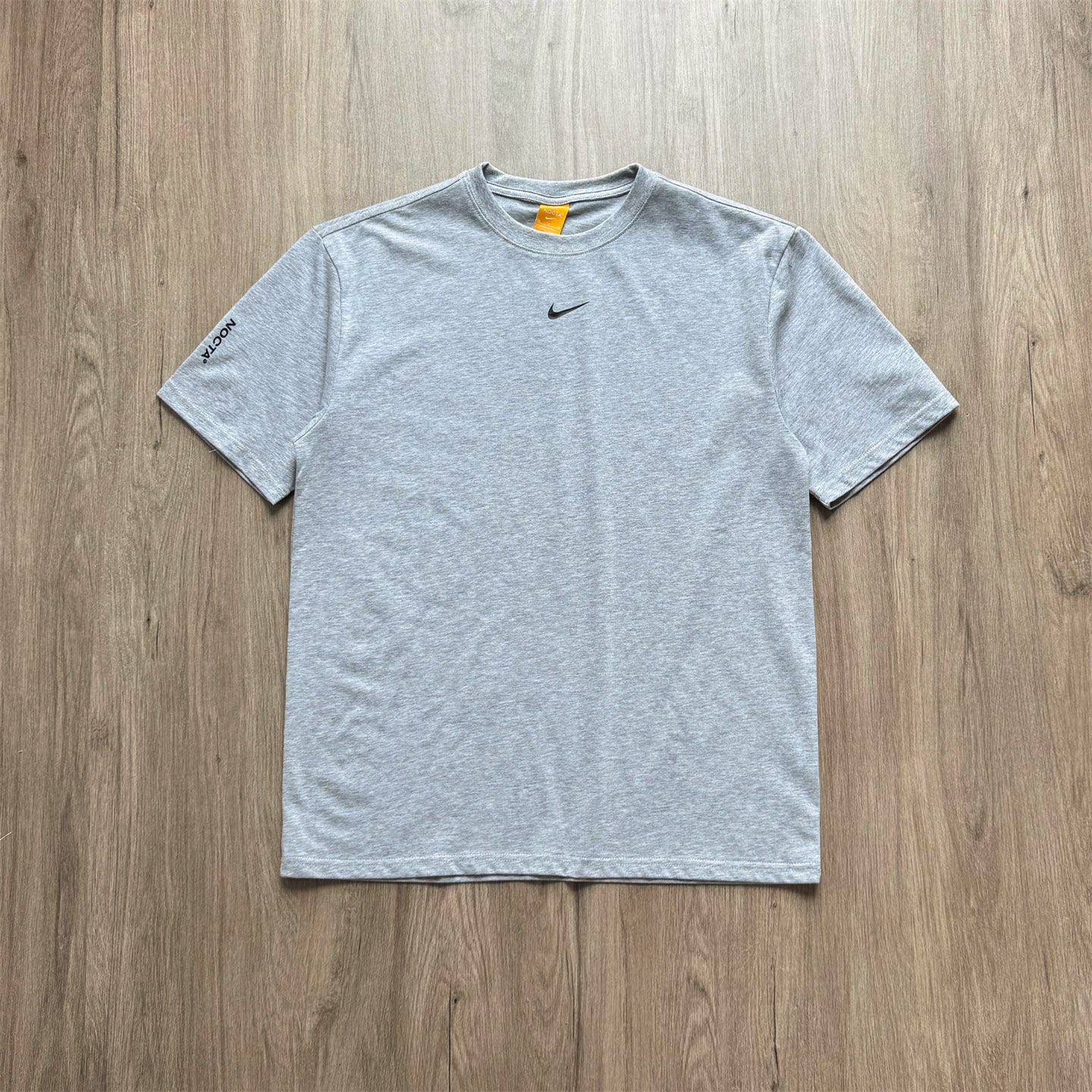 💰90 
Nike✖️NOCTA 联名款 纯棉字母印花短袖T恤
           S       Ｍ       L      XL
衣长     69      71      73     75
胸围     52      54     56     58
肩宽     48      50     52     54
袖长     22      23     24     25