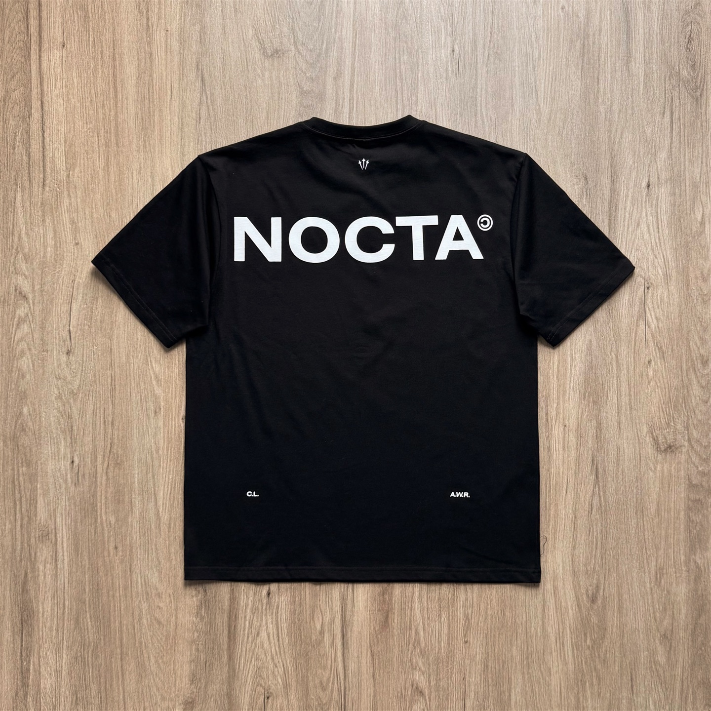 💰90 
Nike✖️NOCTA 联名款 纯棉字母印花短袖T恤
           S       Ｍ       L      XL
衣长     69      71      73     75
胸围     52      54     56     58
肩宽     48      50     52     54
袖长     22      23     24     25