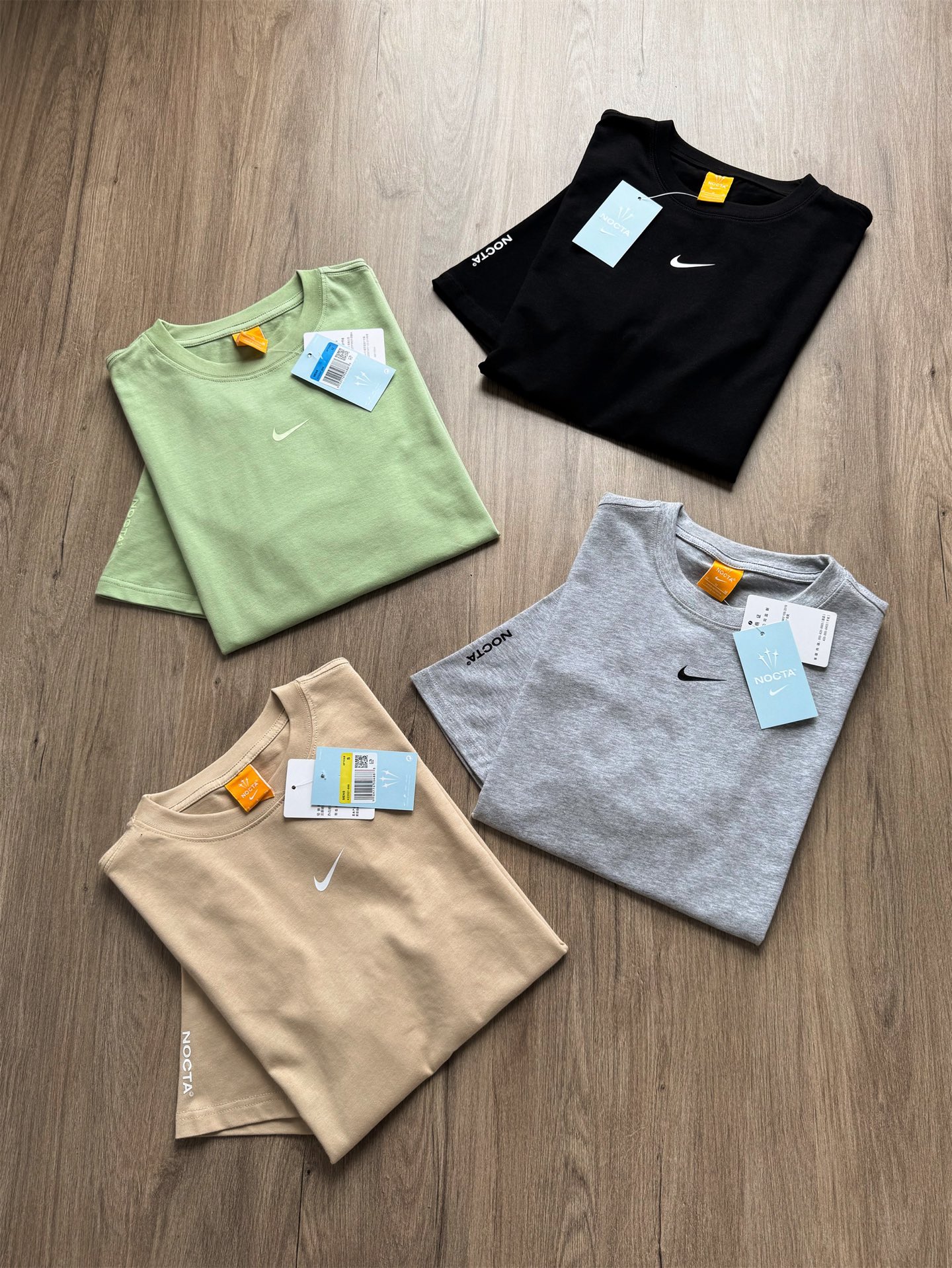 💰90 
Nike✖️NOCTA 联名款 纯棉字母印花短袖T恤
           S       Ｍ       L      XL
衣长     69      71      73     75
胸围     52      54     56     58
肩宽     48      50     52     54
袖长     22      23     24     25