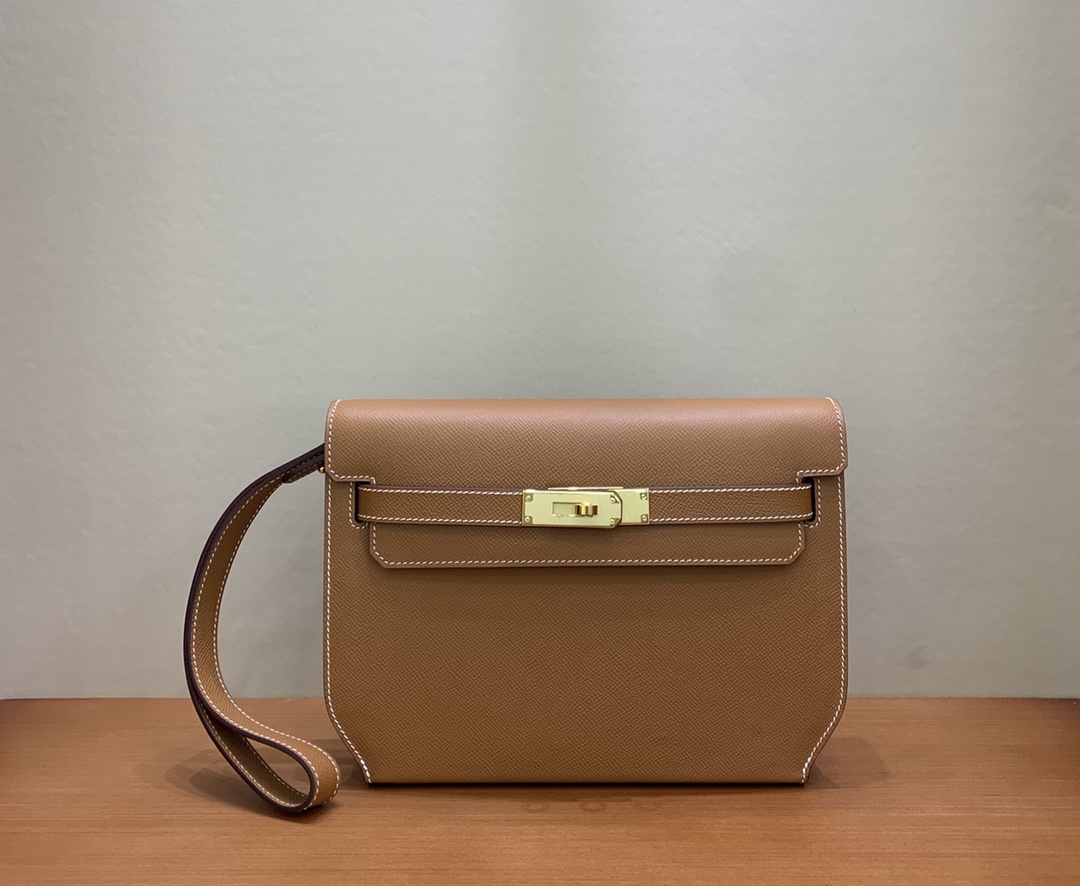 NO:699099,Half-hand ready-made Kelly Deeches 25cm handbag/shoulder bag esom leather golden brown gold and silver buckle ready-made beeswax thread sewing unisex style. (with additional shoulder strap) can be carried by hand or shoulder, one bag is multi-purpose. Both the hand strap and shoulder strap are detachable. Hermes, hermes, satchels, Hermes,19860909半手现货 Kelly Deeches 25cm 手包/挎包 esom皮 金棕色 金银扣现货 蜜蜡线缝制 男女通用款 .(有另外配肩带)可手拿可肩背,一包多用.手拿带、肩带都可拆卸.,爱马仕,hermes,satchels,Hermes,,Bag