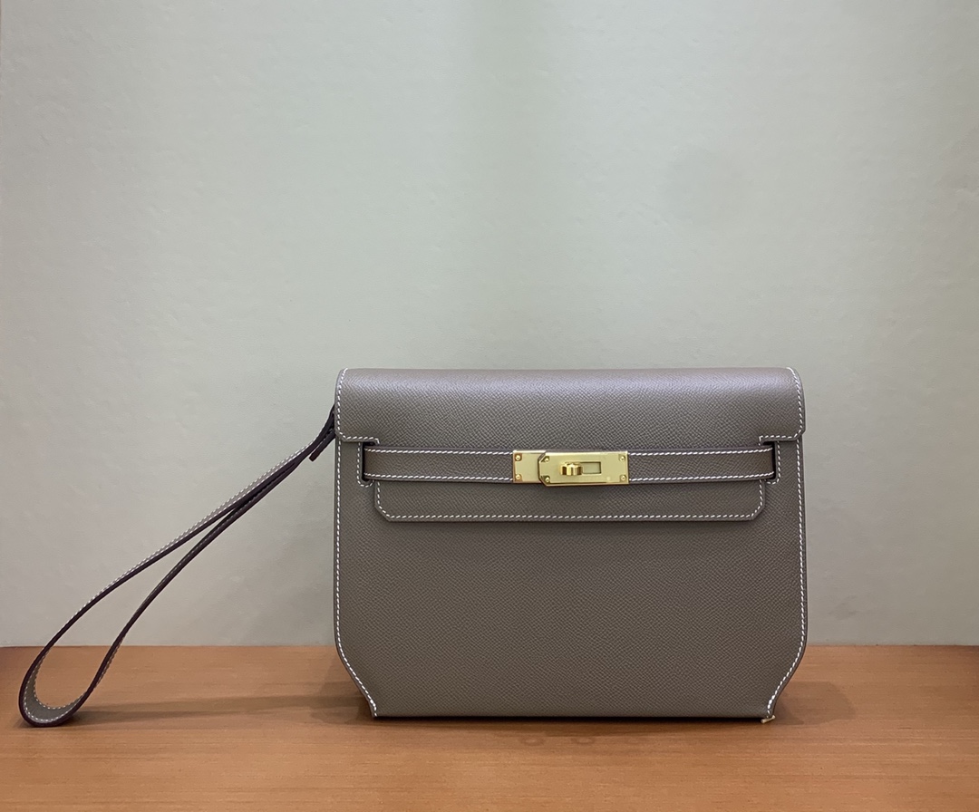 NO:699098,Semi-hand ready stock Kelly Deeches 25cm handbag/shoulder bag esom leather elephant gray gold and silver buckle in stock beeswax thread sewing unisex style. (with additional shoulder strap) can be held in hand or shoulder, one bag is multi-purpose. Both hand strap and shoulder strap are detachable. Hermes, hermes, satchels, Hermes,19860909半手现货 Kelly Deeches 25cm 手包/挎包 esom皮 大象灰 金银扣现货 蜜蜡线缝制 男女通用款 .(有另外配肩带)可手拿可肩背,一包多用.手拿带、肩带都可拆卸.,爱马仕,hermes,satchels,Hermes,,Bag