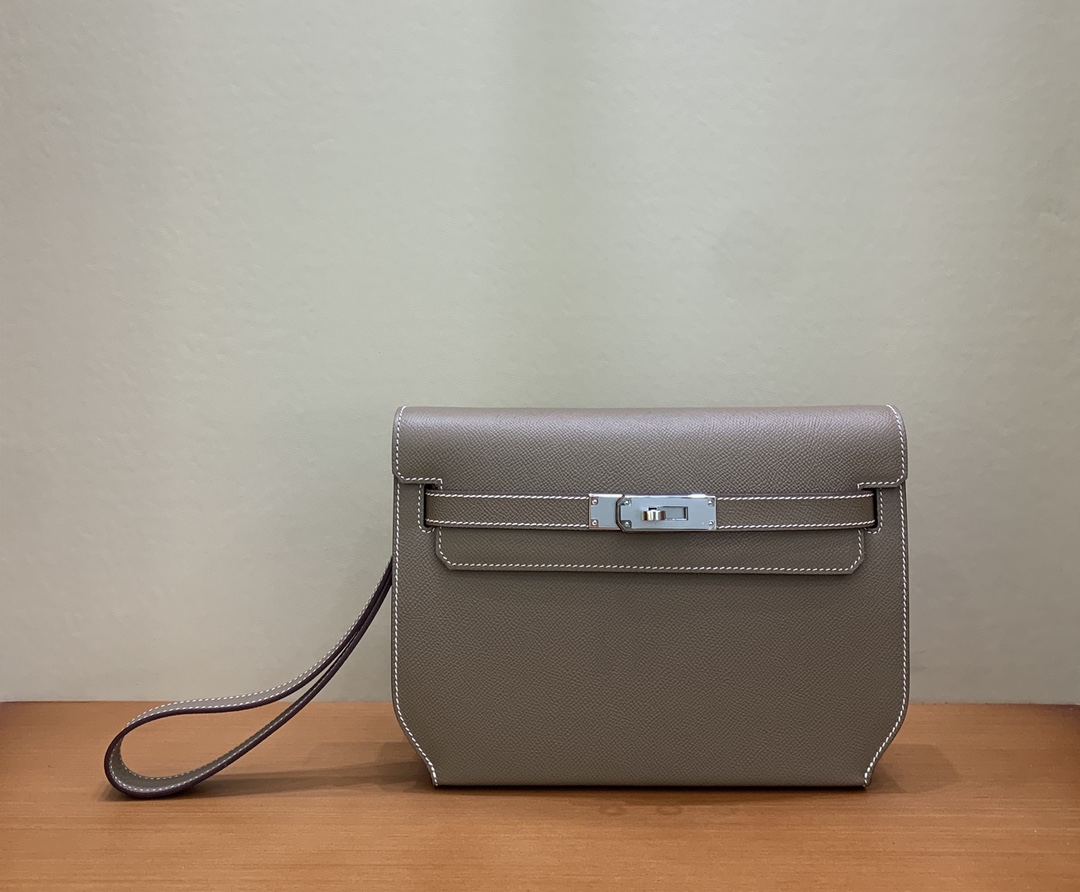 NO:699095,Half-hand ready stock Kelly Deeches 25cm handbag/shoulder bag esom leather elephant gray gold and silver buckle ready stock Beeswax thread sewing Unisex style. (With additional shoulder strap) can be held in hand or shoulder, one bag is multi-purpose. Both hand strap and shoulder strap are detachable. Hermes, hermes, satchels, Hermes,19860909半手现货 Kelly Deeches 25cm 手包/挎包 esom皮大象灰 金银扣现货 蜜蜡线缝制 男女通用款 .(有另外配肩带)可手拿可肩背,一包多用.手拿带、肩带都可拆卸.,爱马仕,hermes,satchels,Hermes,,Bag