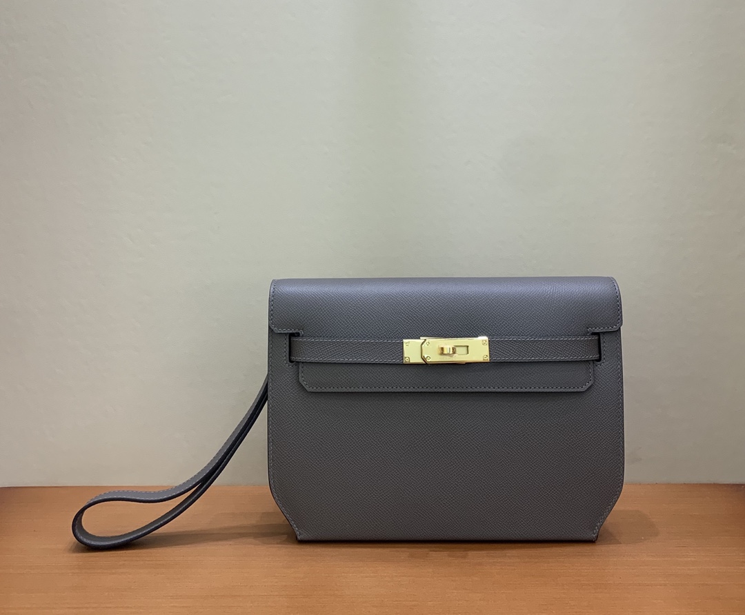 NO:699120,Semi-hand ready stock Kelly Deeches 25cm handbag/shoulder bag esom leather pewter gray gold and silver buckle in stock beeswax thread sewing unisex model. (with additional shoulder strap) can be held in hand or shoulder, one bag is multi-purpose. Both hand strap and shoulder strap are detachable. Hermes, hermes, satchels, Hermes,19860909半手现货 Kelly Deeches 25cm 手包/挎包 esom皮 锡器灰 金银扣现货 蜜蜡线缝制 男女通用款 .(有另外配肩带)可手拿可肩背,一包多用.手拿带、肩带都可拆卸.,爱马仕,hermes,satchels,Hermes,,Bag