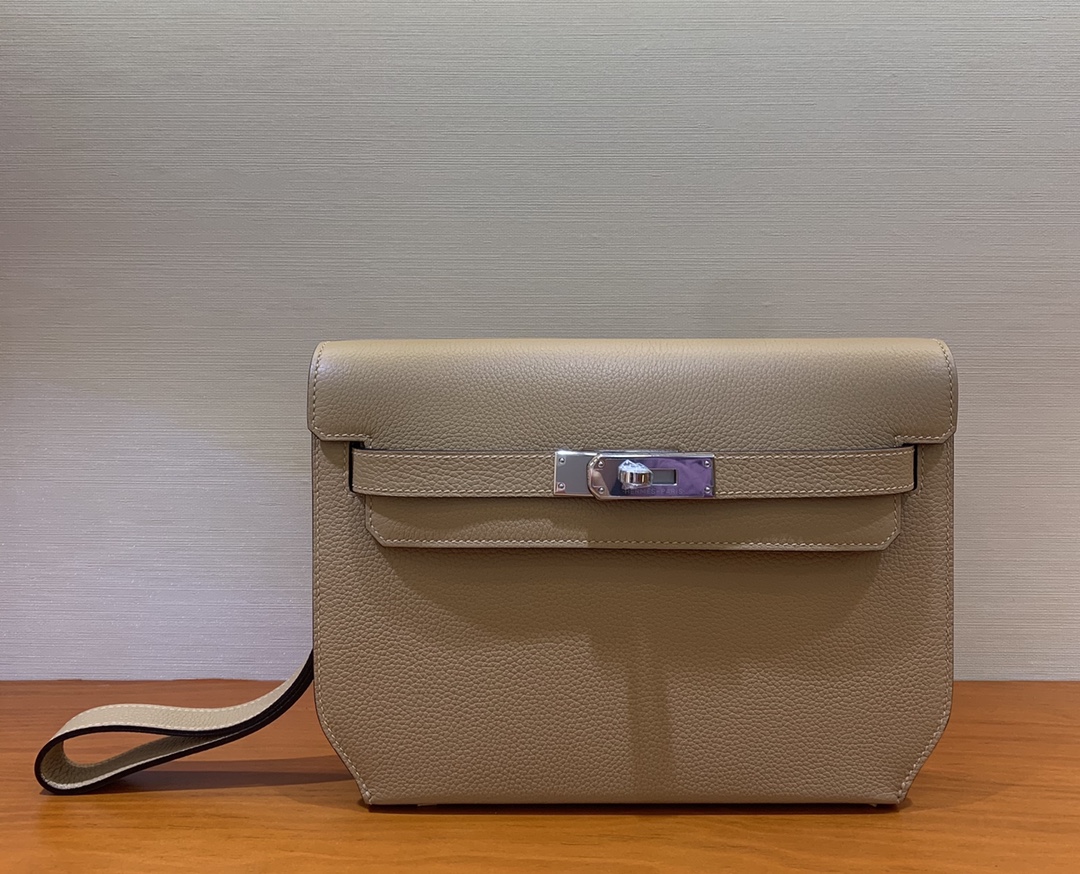 NO:699115,Half-hand ready-made Kelly Deeches 25cm handbag/shoulder bag togo leather milk tea color gold and silver buckle ready-made beeswax thread sewing unisex style. (with additional shoulder strap) can be held in hand or shoulder, one bag is multi-purpose. Both the hand strap and shoulder strap are detachable. Hermes, hermes, satchels, Hermes,19860909半手现货 Kelly Deeches 25cm 手包/挎包 togo 皮 奶茶色 金银扣现货 蜜蜡线缝制 男女通用款 .(有另外配肩带)可手拿可肩背,一包多用.手拿带、肩带都可拆卸.,爱马仕,hermes,satchels,Hermes,,Bag