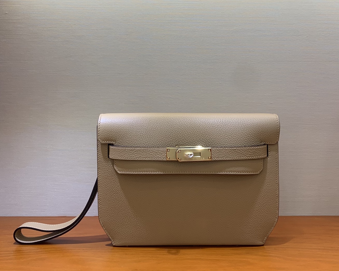 NO:699111,Half-hand ready stock Kelly Deeches 25cm handbag/shoulder bag togo leather milk tea color gold and silver buckle ready stock beeswax thread sewing unisex style. (with additional shoulder strap) can be held in hand or shoulder, one bag is multi-purpose. Both hand strap and shoulder strap are detachable. Hermes, hermes, satchels, Hermes,19860909半手现货 Kelly Deeches 25cm 手包/挎包 togo皮 奶茶色 金银扣现货 蜜蜡线缝制 男女通用款 .(有另外配肩带)可手拿可肩背,一包多用.手拿带、肩带都可拆卸.,爱马仕,hermes,satchels,Hermes,,Bag