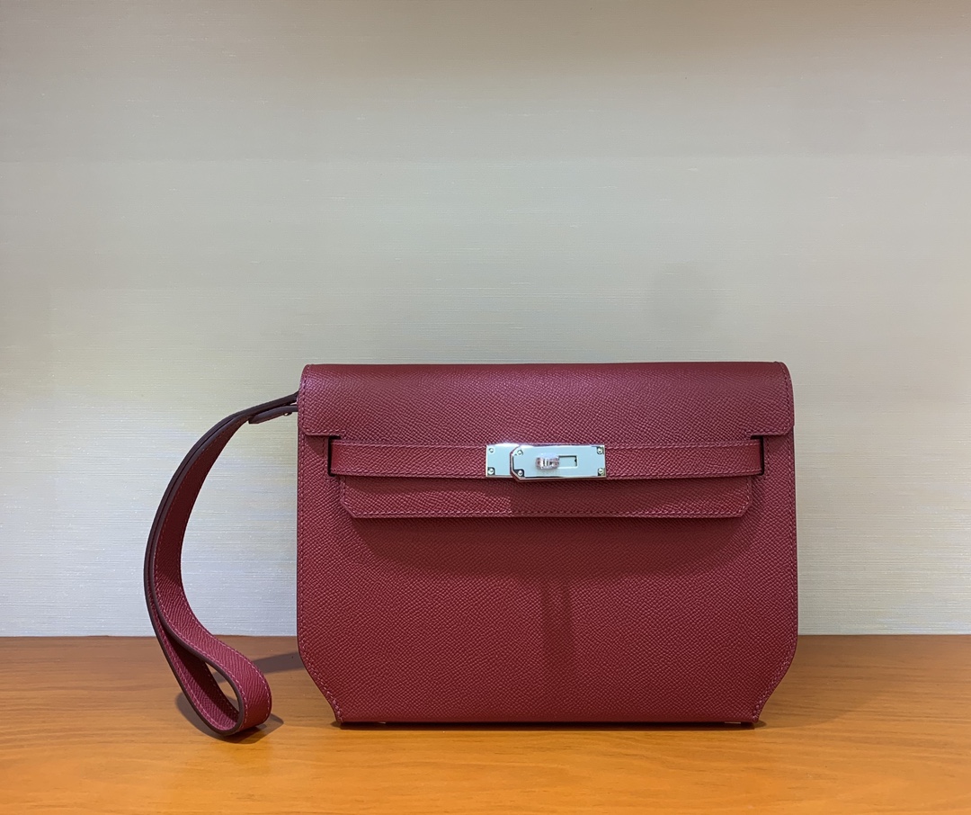 NO:699117,Half-hand ready-made Kelly Deeches 25cm handbag/shoulder bag esom leather burgundy gold and silver buckle ready-made beeswax thread sewing unisex style. (with additional shoulder strap) can be carried by hand or shoulder, one bag is multi-purpose. Both the hand strap and shoulder strap are detachable. Hermes, hermes, satchels, Hermes,19860909半手现货 Kelly Deeches 25cm 手包/挎包 esom皮 酒红色 金银扣现货 蜜蜡线缝制 男女通用款 .(有另外配肩带)可手拿可肩背,一包多用.手拿带、肩带都可拆卸.,爱马仕,hermes,satchels,Hermes,,Bag