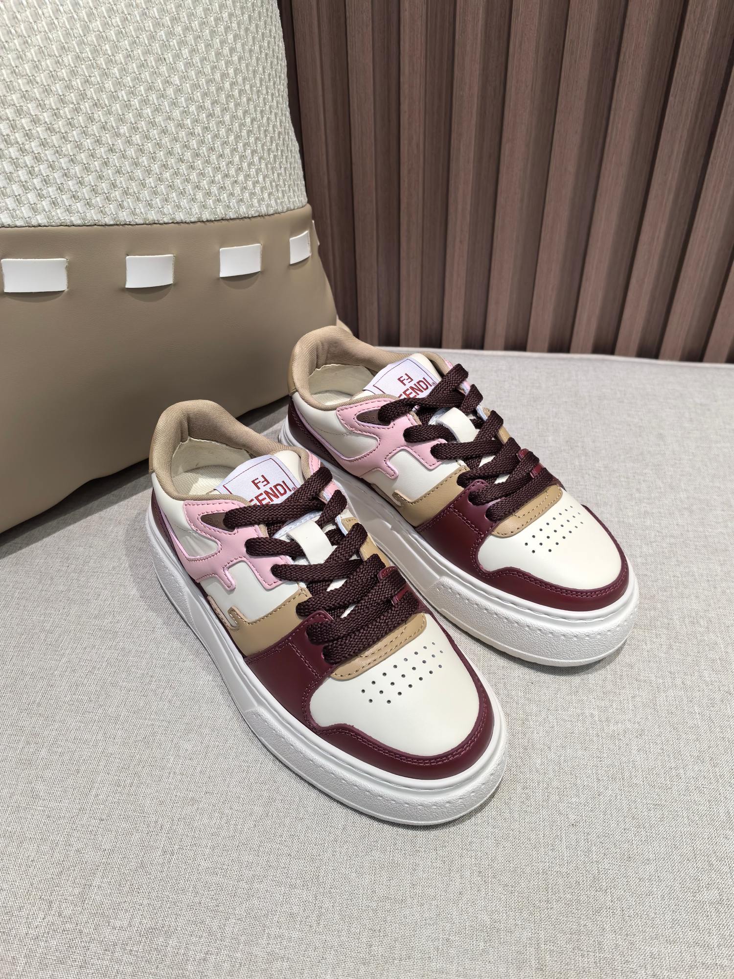 Precio de fábrica p310@ Estilo de pareja 👫Fendi Serie Match de suela gruesa Estilo de pareja Zapatillas casuales Compr…