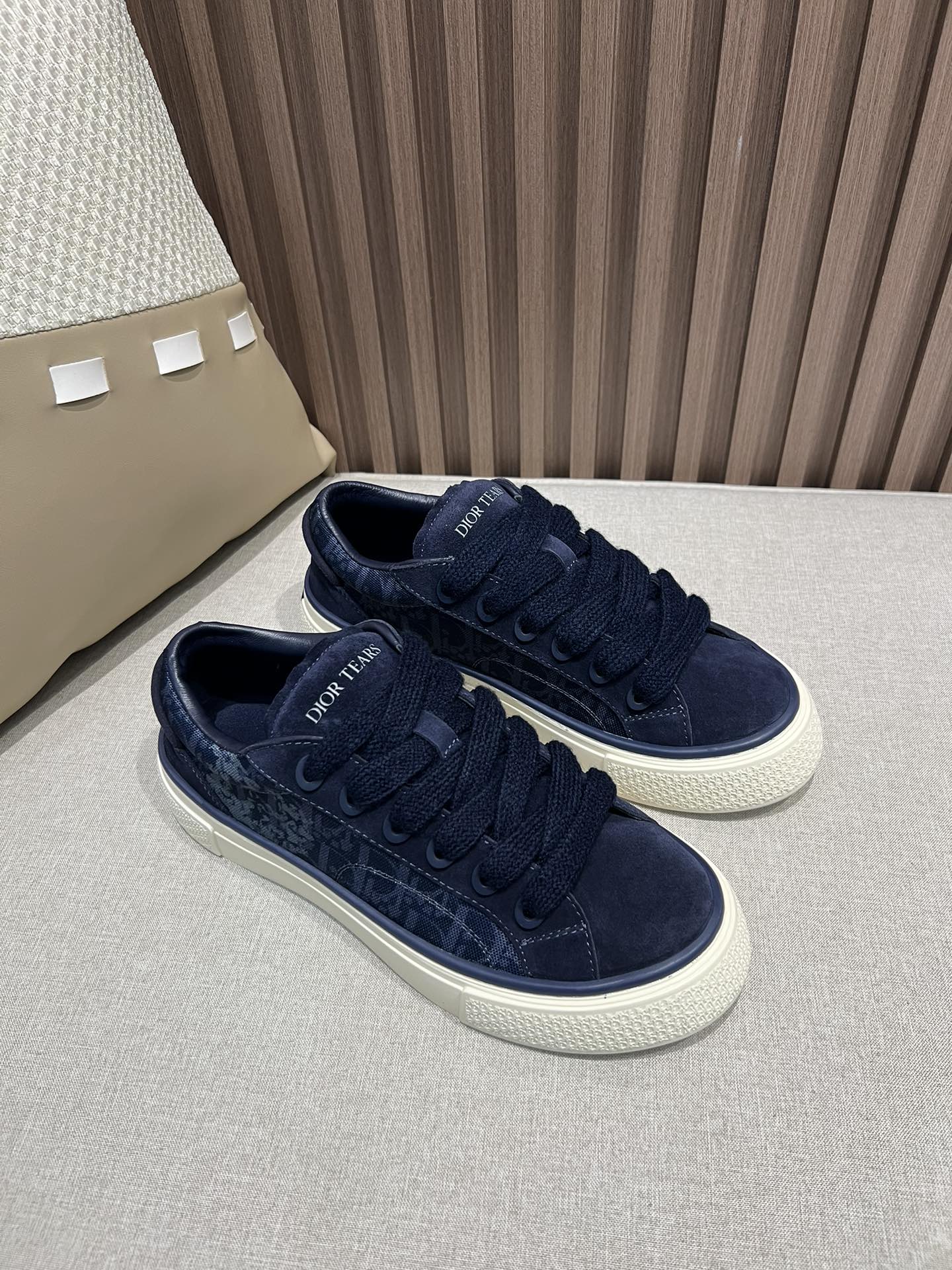 Precio de fábrica p340@ Dior Confeccionado en jacquard azul marino y blanco con estampado Oblique y paneles de gamuza, …