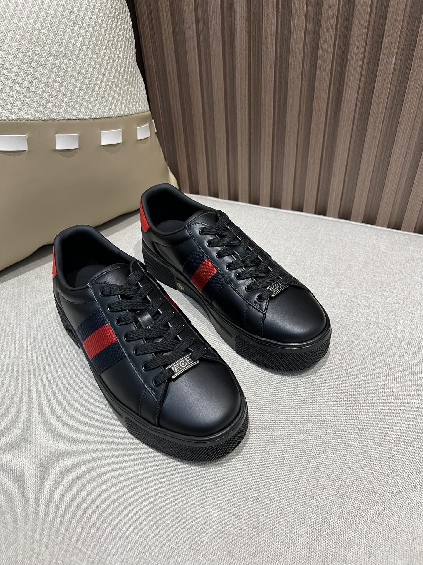 Precio de fábrica P290 @, Gucci Ace # Los nuevos zapatos blancos Little Bee de suela gruesa de Gucci, calzado deportivo…