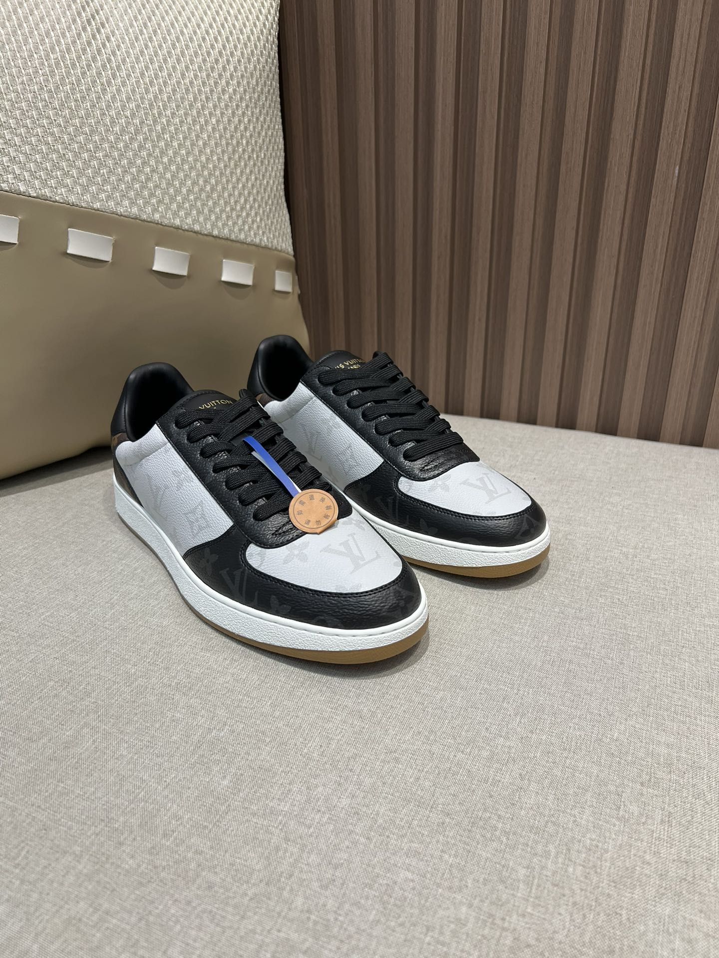 Precio de fábrica p400@, talla de hombre 👦🏻Zapatos de skate deportivos informales de caña baja de la serie LV Rivoli,…