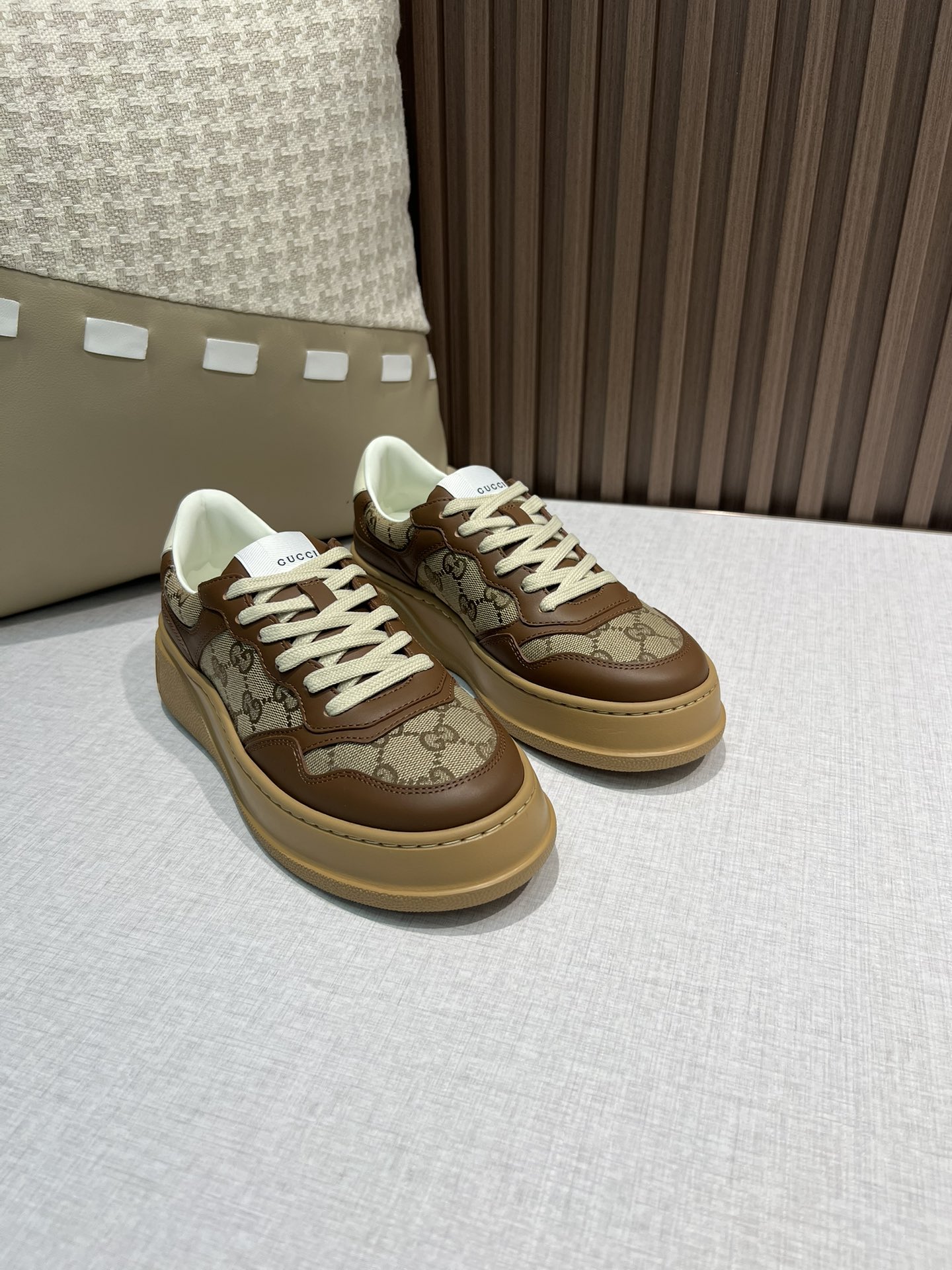 Precio de fábrica p310 @ Estilo de pareja 👫 Zapatos blancos de suela gruesa Gucci Gucci para parejas de hombres y muje…