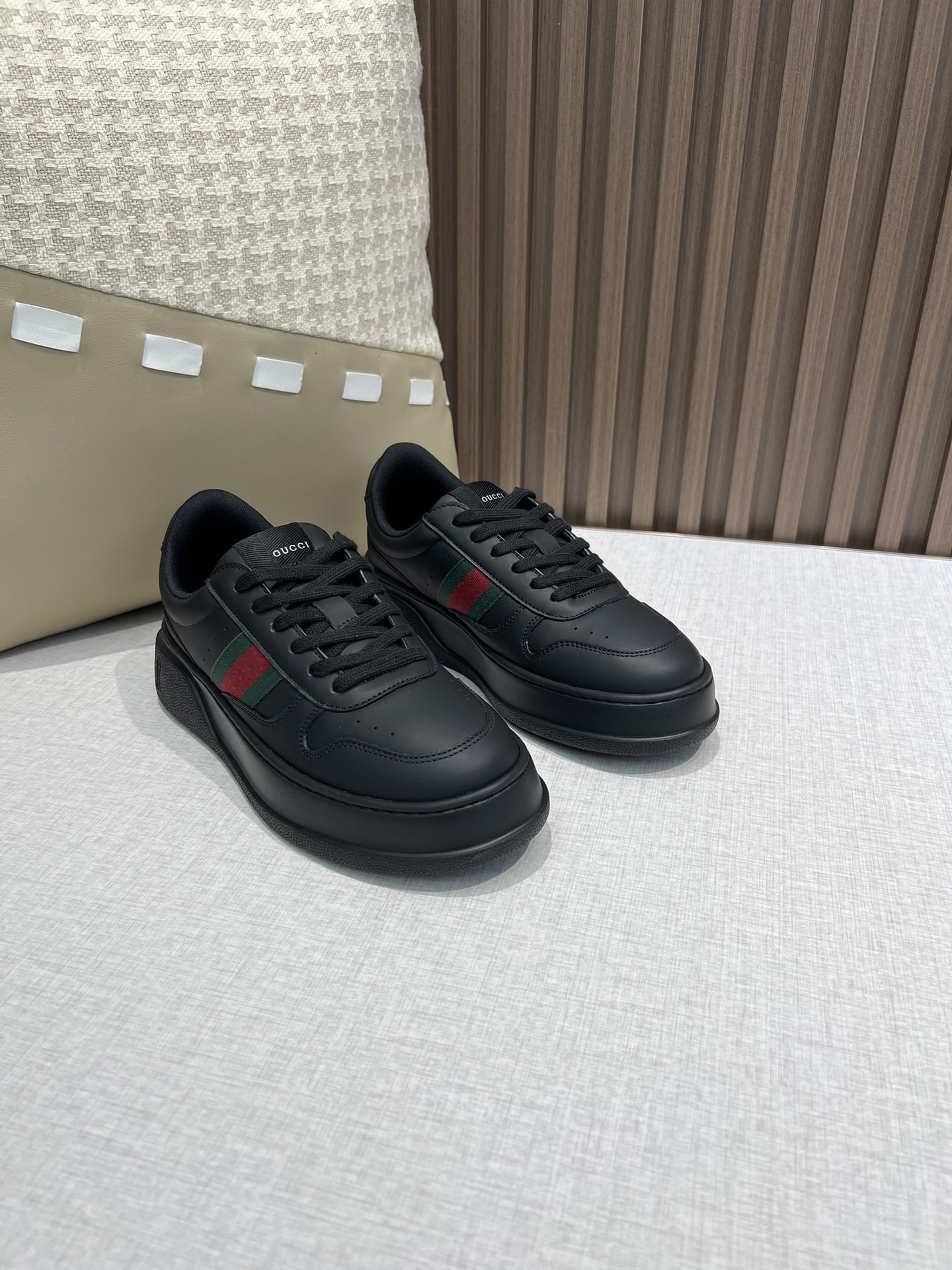 Precio de fábrica p300 @, versión superior 💥Gucci Gucci Chunky B series modelo de pareja 👫 zapatos deportivos blancos…
