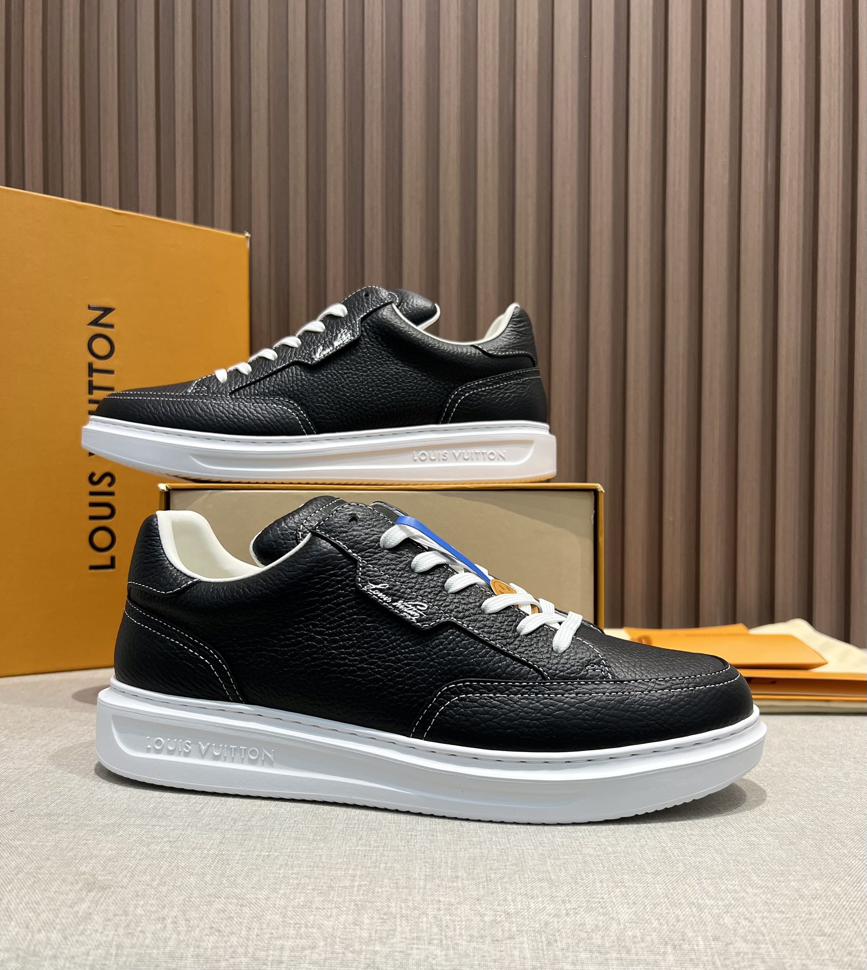 Versión superior Dongguan p400 @, talla de hombre 👦🏻 Zapatos blancos de estilo artístico en relieve LV BEVERLY HILLS …