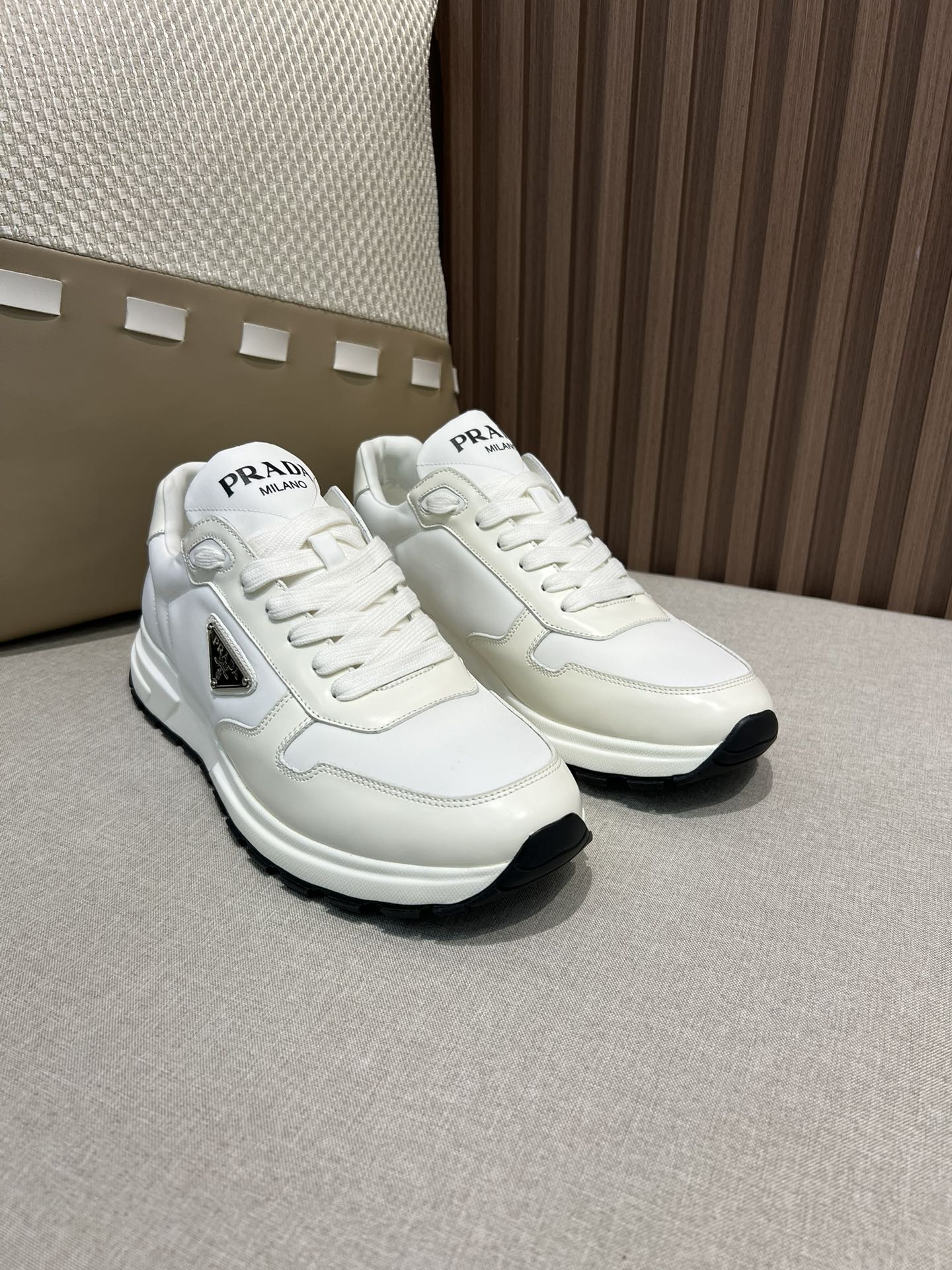 Precio franco de fábrica P330 @ Pedido original PRADA Nuevos zapatos deportivos casuales de Prada. Compra ori…
