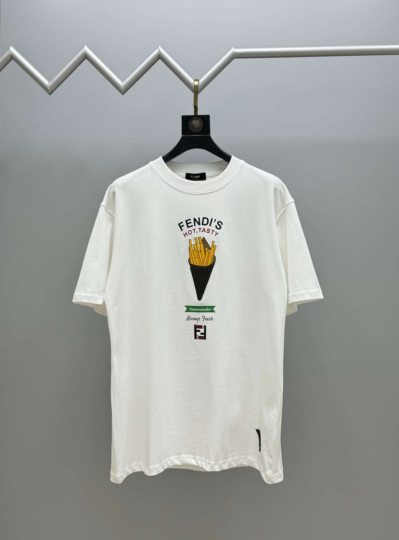 (Versión premium, diferente de la común) Disponible todo el año, venta segura. Estilo: Camiseta de manga corta Fen.di/F…