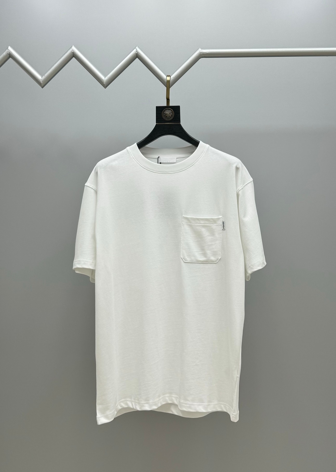 NO:161086,(Top version, different currency) Not off the shelves all year round, please feel free to sell Style Prada/PRA.DA short-sleeved T-shirt Fabric 300g double yarn cotton Rib 320g heavy Solona 1*1 trendy brand Craft pocket logo Color black white Size XS S M L No gender distinction Men and women,,prada,prada,T-shirt,tees,t-shirt,alexander wang19860909（顶级版本 区别通货） 全年不下架,放心出售 款式普拉达/PRA.DA短袖T恤 面料300克重双纱棉 罗纹320克重索络纳1*1潮牌 工艺口袋logo 颜色黑色 白色 尺码XS S M L 无性别区分 男女同款,,prada,prada,T-shirt,tees，t-shirt,alexander wang,Men's clothing