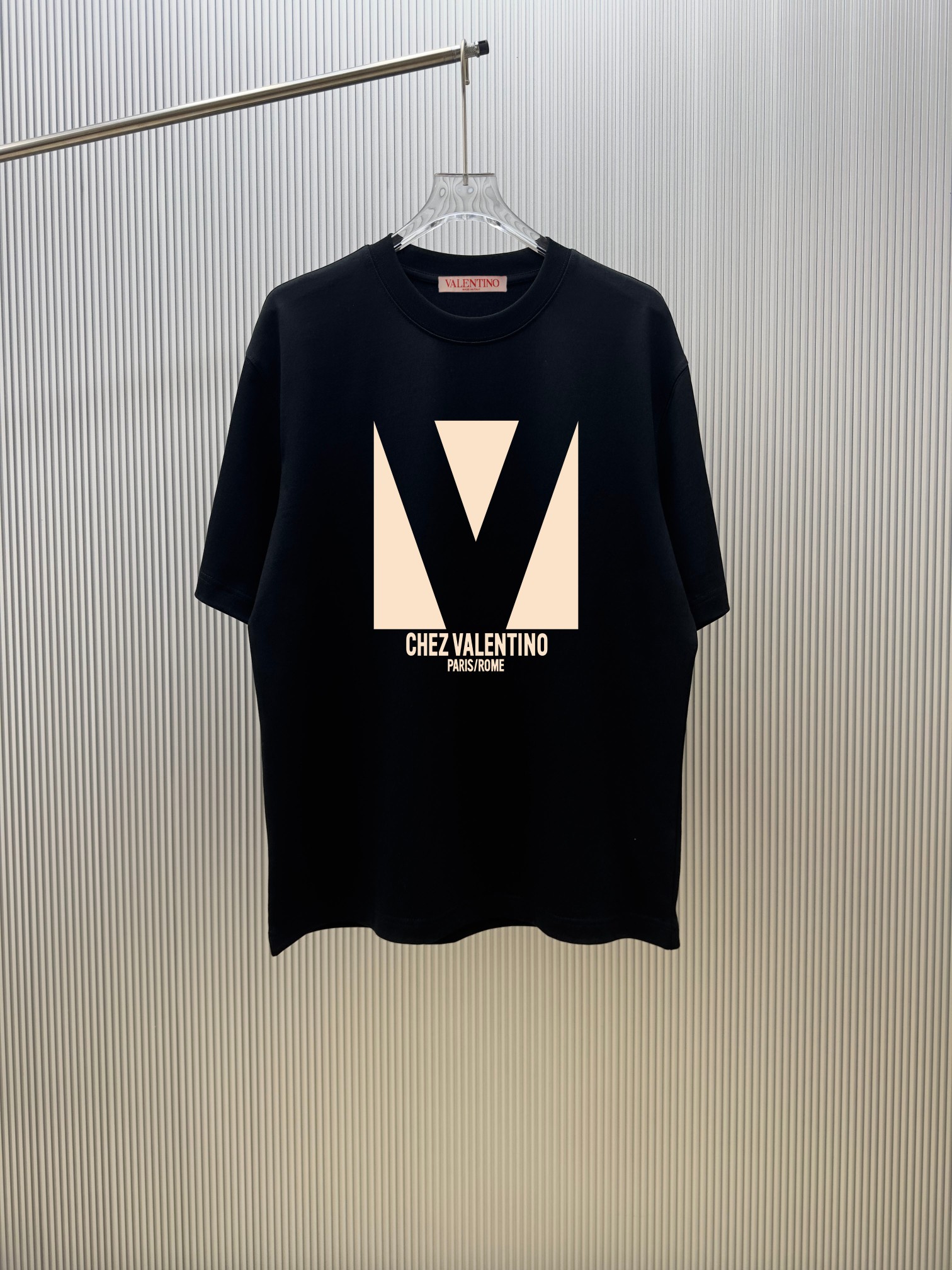 85@（严控品质 ） 款式：华伦.天奴V.alentino短袖T恤 面料：300克重双纱100%棉 罗纹：320克重索络纳1*1潮牌 工艺：印花 颜色：白 蓝 夜蓝 炫酷蓝 花灰 黑 尺码：M—4XL 无性别区分 男女…