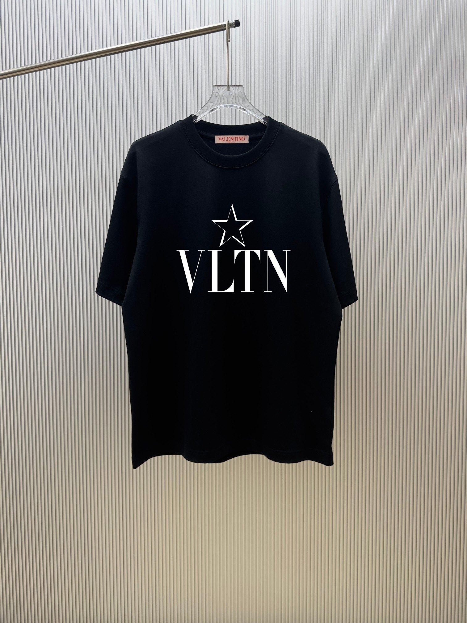 85@（严控品质 ） 款式：华伦.天奴V.alentino短袖T恤 面料：300克重双纱100%棉 罗纹：320克重索络纳1*1潮牌 工艺：印花 颜色：白 蓝 夜蓝 花灰 黑 尺码：M—4XL 无性别区分 男女同款